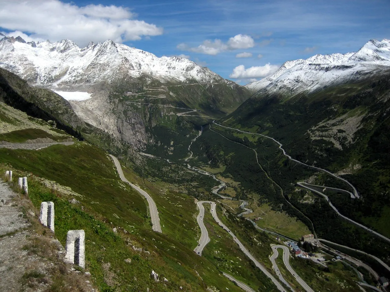 Photo showing: Furkapass and hairpins of the Furkapassroute in Switzerland as seen from Grimselpassroute
