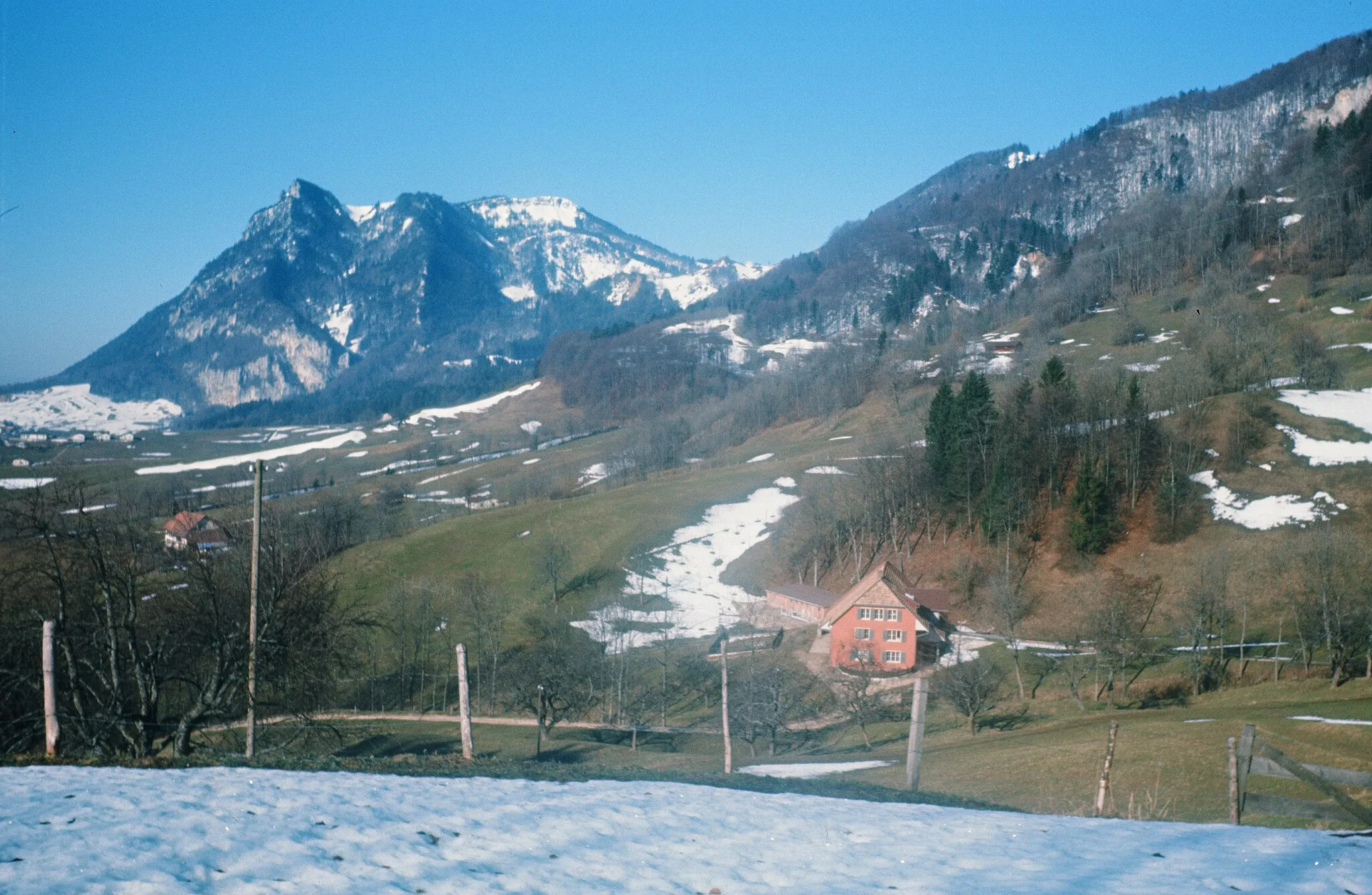 Photo showing: Im Vordergrund Brüggmatt bei Günsberg, im Hintergrund links Balm, Balmfuechöpfli und Röti