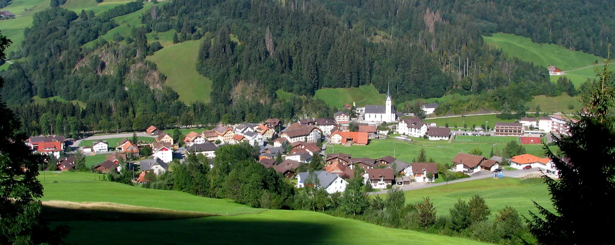 Photo showing: Das Dorf Flühli im Kanton Luzern (Schweiz) von Osten aus gesehen. / The village Flühli (Canton of Lucern, Switzerland) seen from East.