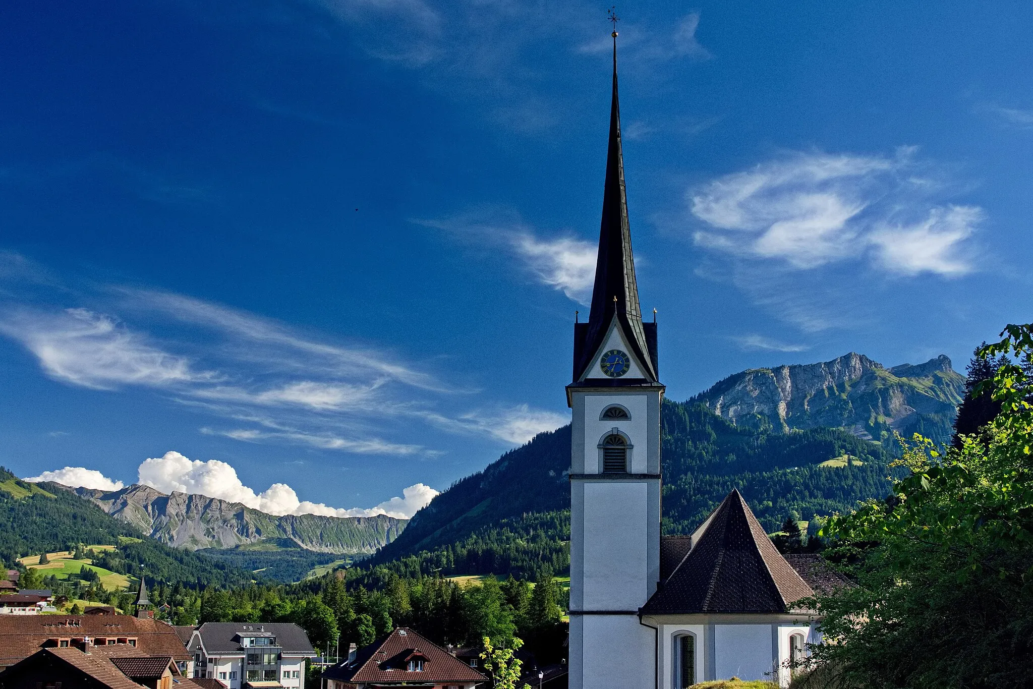 Photo showing: The church of Flühli LU in the Unesco Biosphere Entlebuch, in the background left the Brienzergrat, right the Schrattemfluh