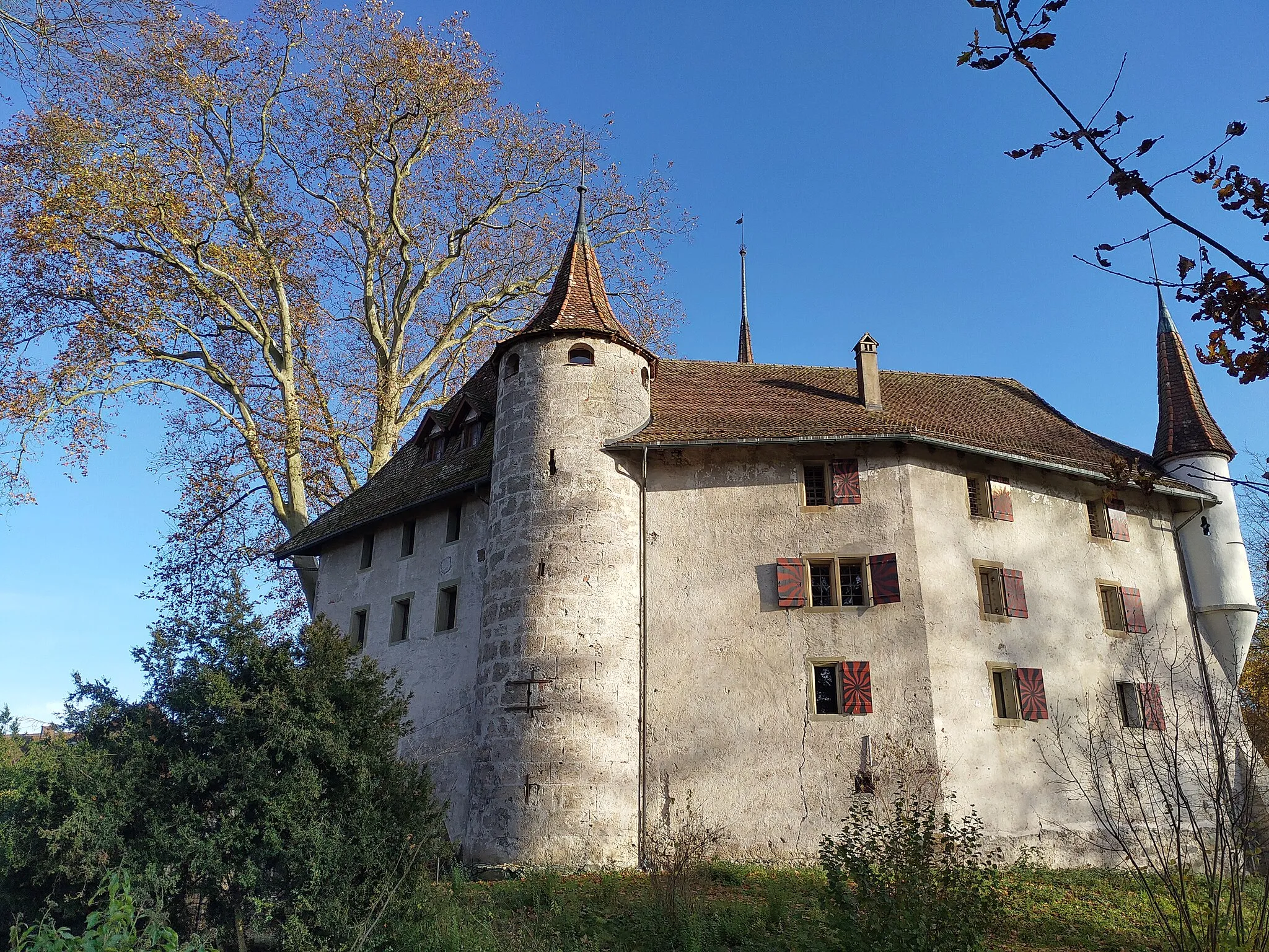 Photo showing: Westseite von Schloss Landshut, noch sehr burgähnlich, mit Käfigturm links und Scharwachttürmchen rechts
