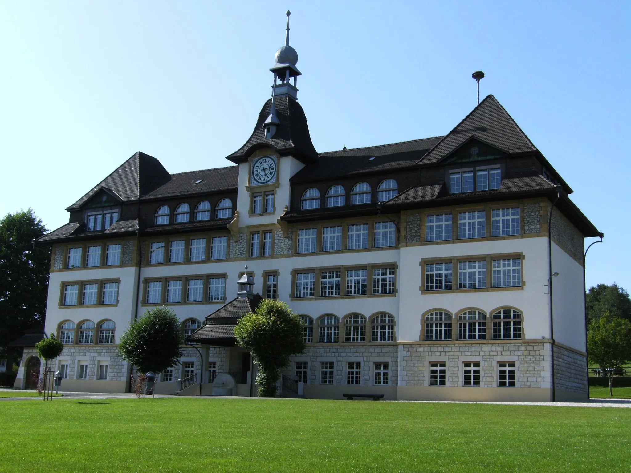 Photo showing: Prise de vue de l'école primaire de Reconvilier (canton de Berne, Suisse).

Prise de la photo : depuis le préau de 583.750/231.600