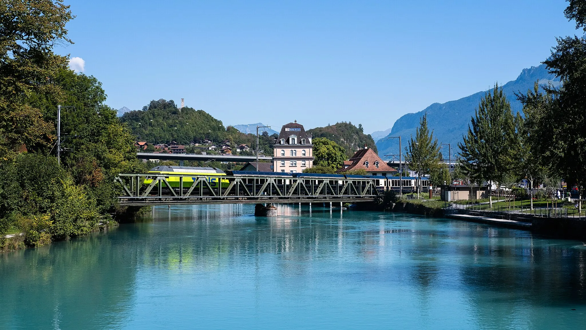 Photo showing: The Aar in Interlaken, by the Interlaken-Ost railway station.