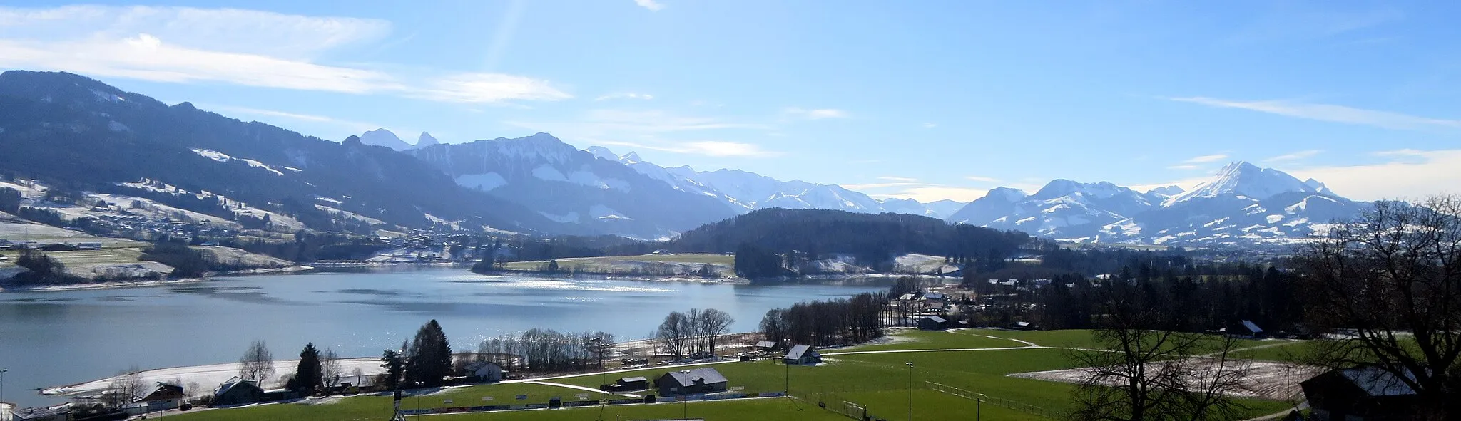 Photo showing: Lac de la Gruyère et Alpes Fribourgois. Vue de l'autoroute chez Gumefens.