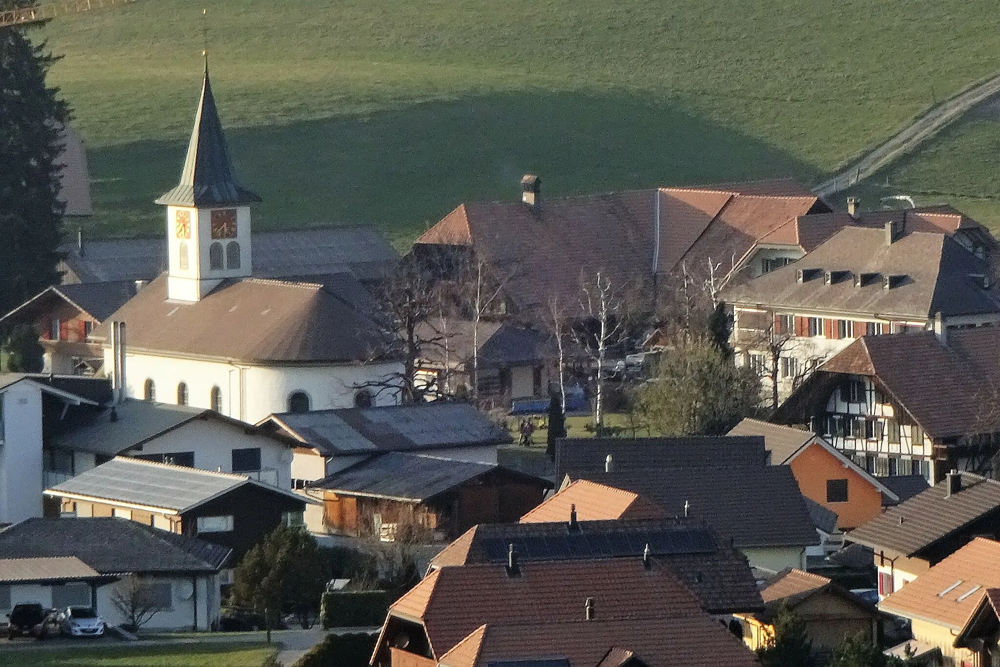 Photo showing: Linden (BE) – Kirche, Blick von der Allmid aus – Aufnahmestandort : Linden, Allmid – 46° 50’ 27’’ N / 7° 41’ 01’’ E – 987 m; Blickrichtung Nordwest