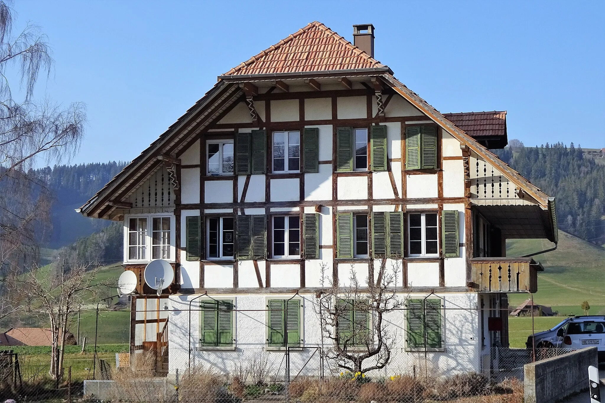 Photo showing: Linden (BE) – Wohnhaus mit Ökonomieteil, Riegbau (1931); Bauinventar (218090) : erhaltenswertes Objekt, Baugruppe C (Linden, Grafenbühl 83), Grundstück 1247, BE_GID 306999, EGID 1357350, EGRID CH355346723516, Koordinaten 2617810 / 1188023 – Aufnahmestandort : Linden, Grafenbühl, Dorfstrasse, vor Liegenschaft Grafenbühl 83 – 46° 50’ 35’’ N / 7° 40’ 20’’ E – 917 m; Blickrichtung Nord