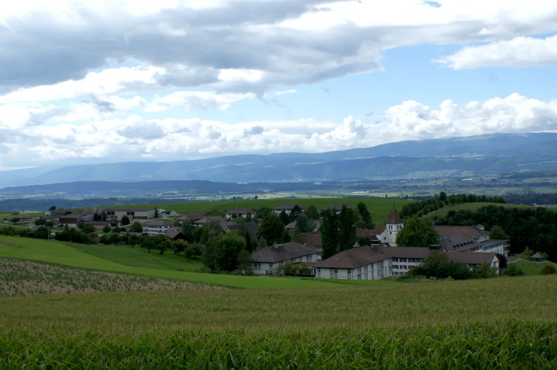 Photo showing: Frienisberg BE - Hintergrund Berner Seeland und Jura