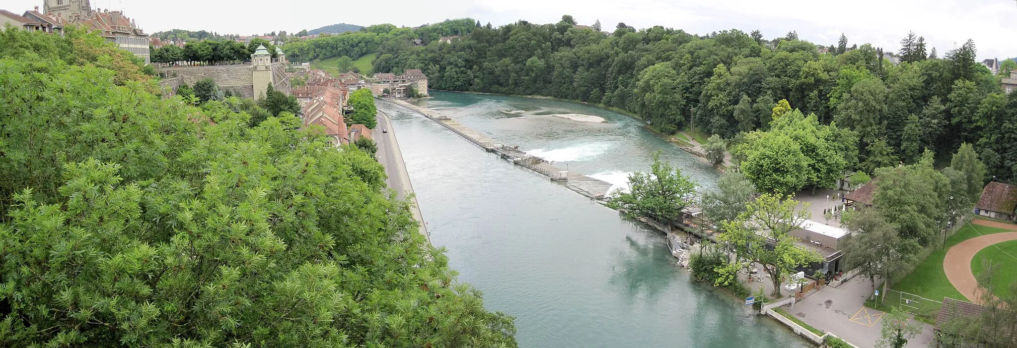 Photo showing: Blick (von links) auf das Mattequartier, den Zufluss zum Wasserkraftwerk Matte, die Matteschwelle (Aareschwelle) und den Aare-Überlauf.