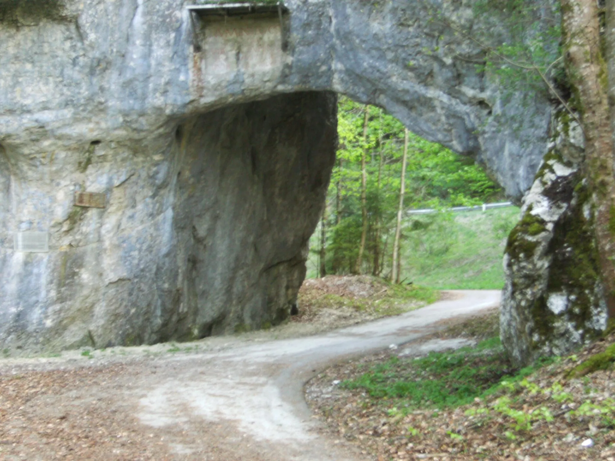 Photo showing: Col de Pierre Pertuis (Massif du Jura côté Suisse). Passage de l'ancienne voie par la pierre percée.
