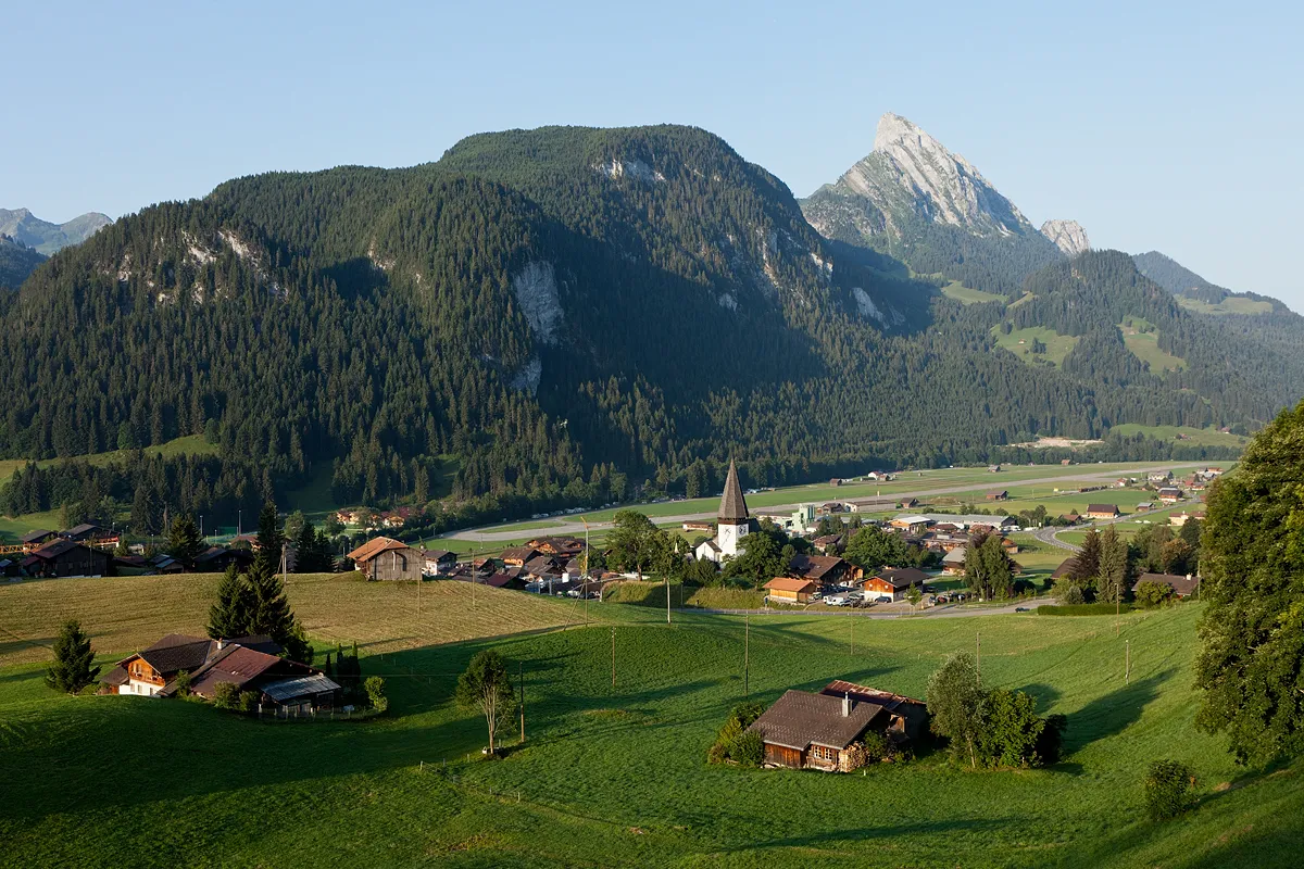 Photo showing: Blick auf Saanen. Dahinter sieht man den Berg Le Rubli.