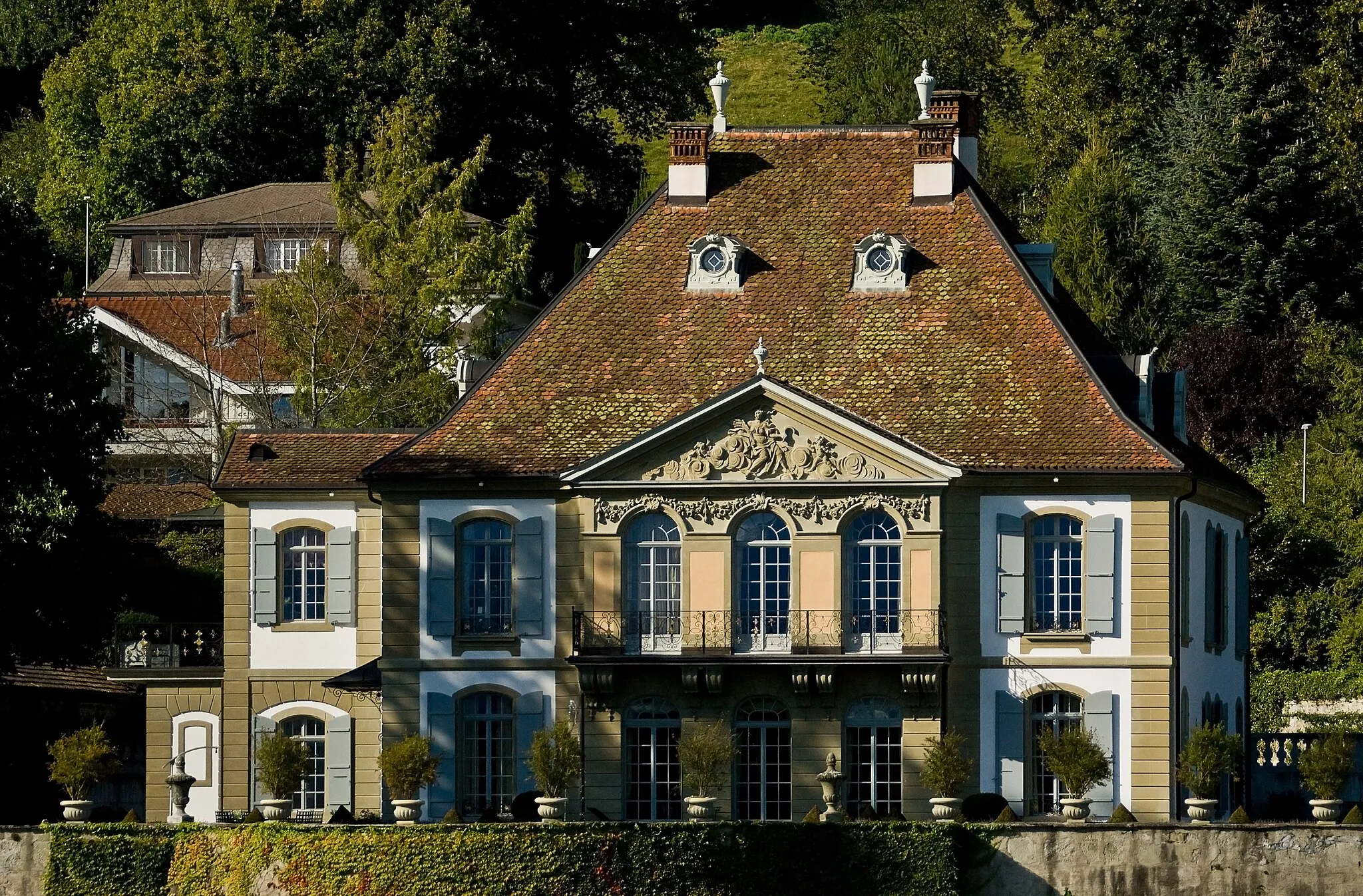 Photo showing: Schloss Gümligen von einem erhöhten Standort aus. Barockbau im Stil einer Campagne. Erbaut 1736 bis 1739 unter dem Architekten Albrecht Stürler. Sorgfältig renoviert vom aktuellen Besitzer in den Jahren ab 2000.
