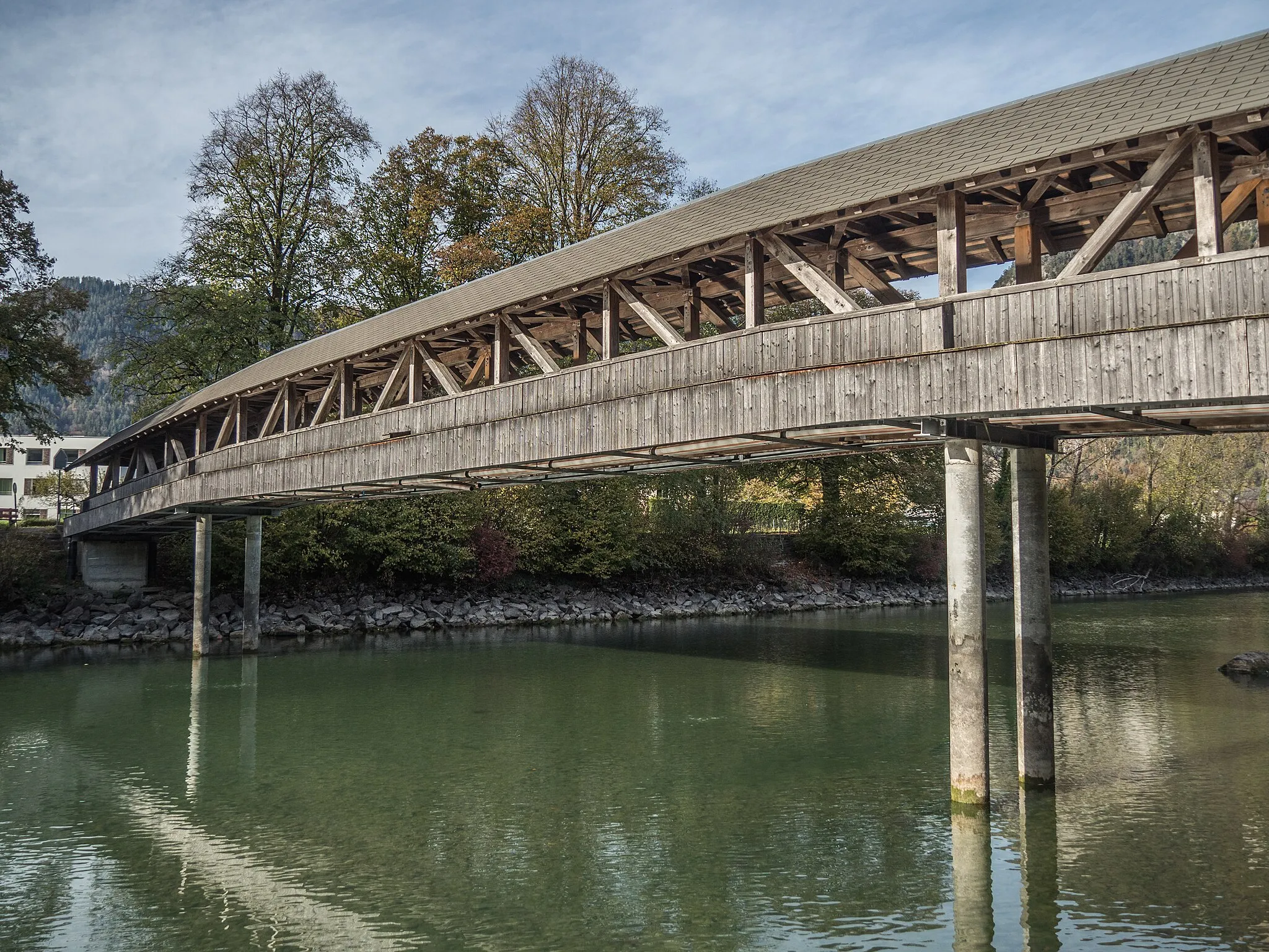 Photo showing: Covered Wooden Bridge over the Aare River, Unterseen, Canton of Bern, Switzerland