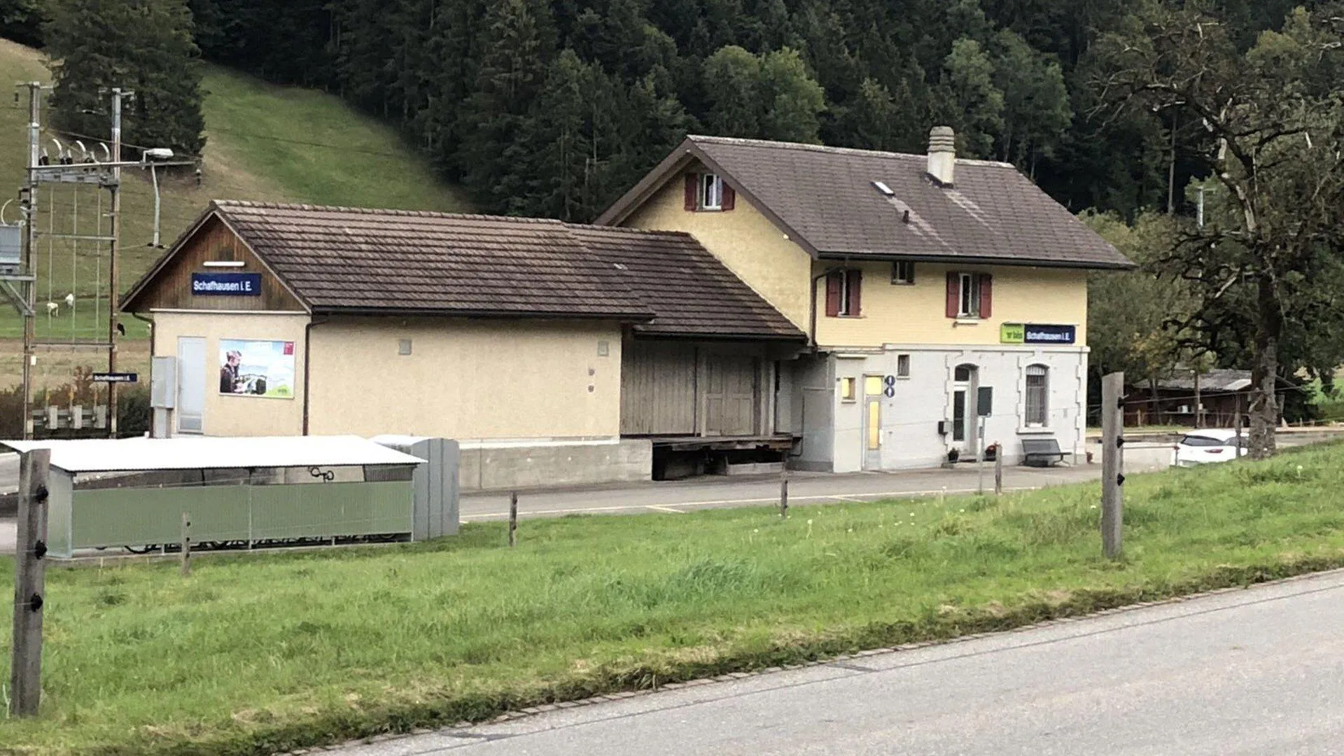 Photo showing: Schafhausen im Emmental railway station in Hasle bei Burgdorf, Switzerland.