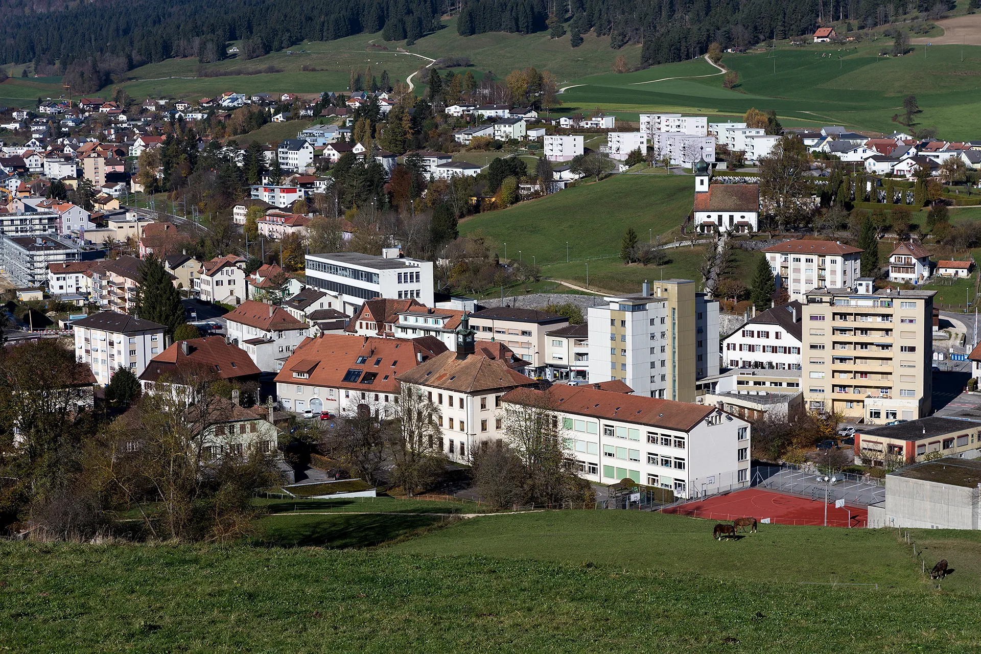 Photo showing: Blick auf das Dorfzentrum von Bévilard (BE)