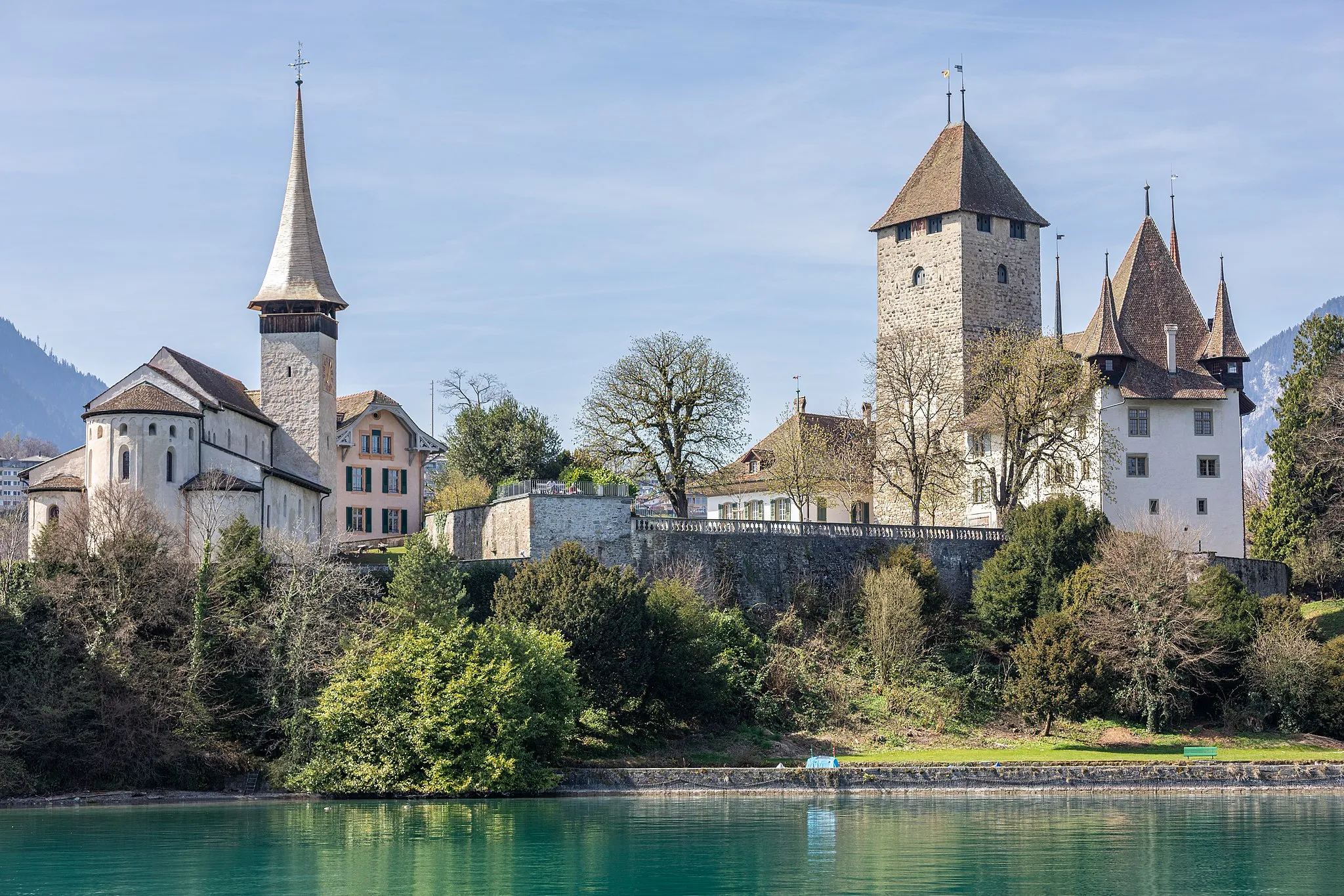 Photo showing: Spiez, Kanton Bern: Schlosskirche und Schloss von der Seeseite.