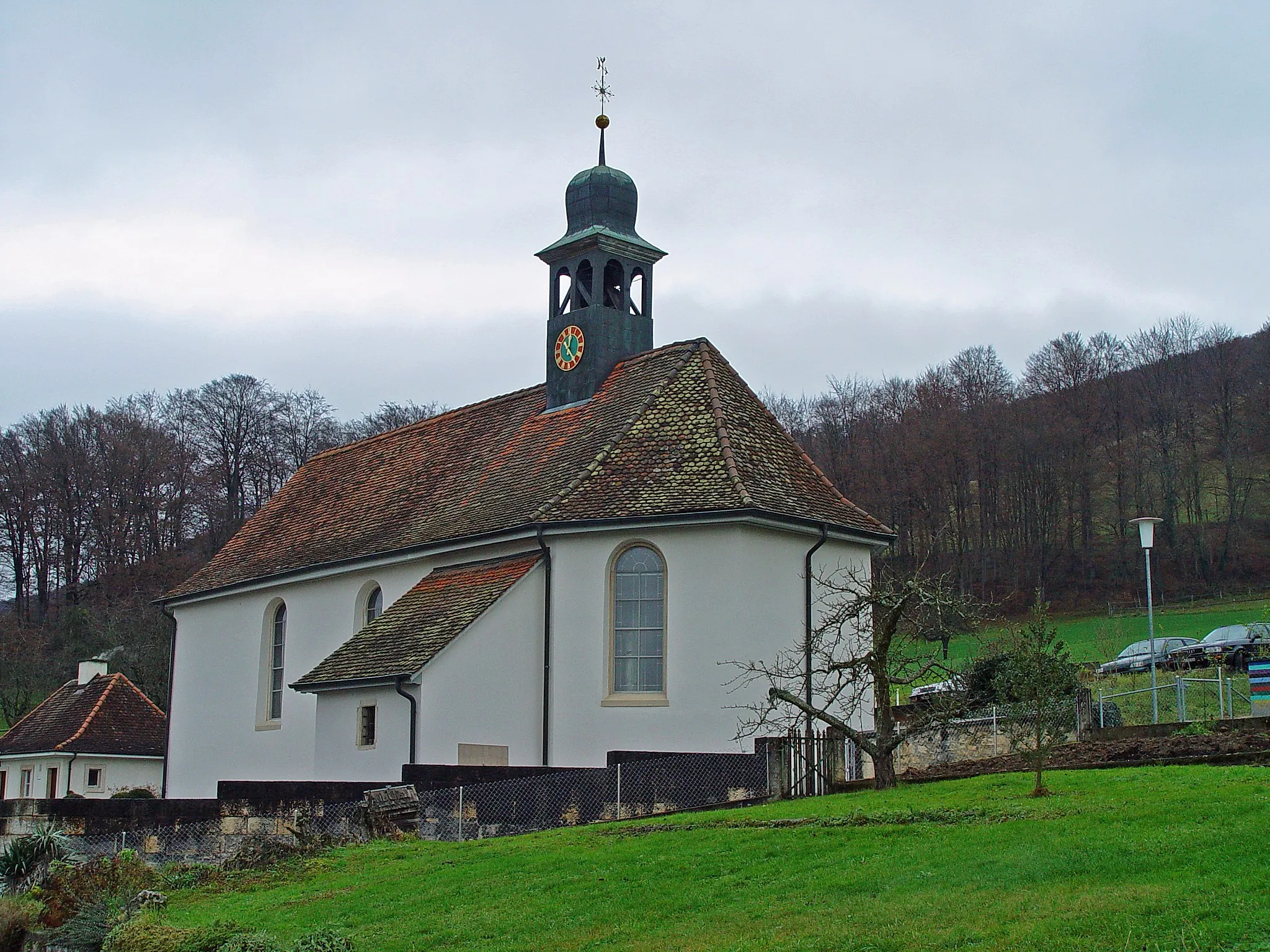 Photo showing: Kirche von Nenzlingen mit dem Friedhof davor.