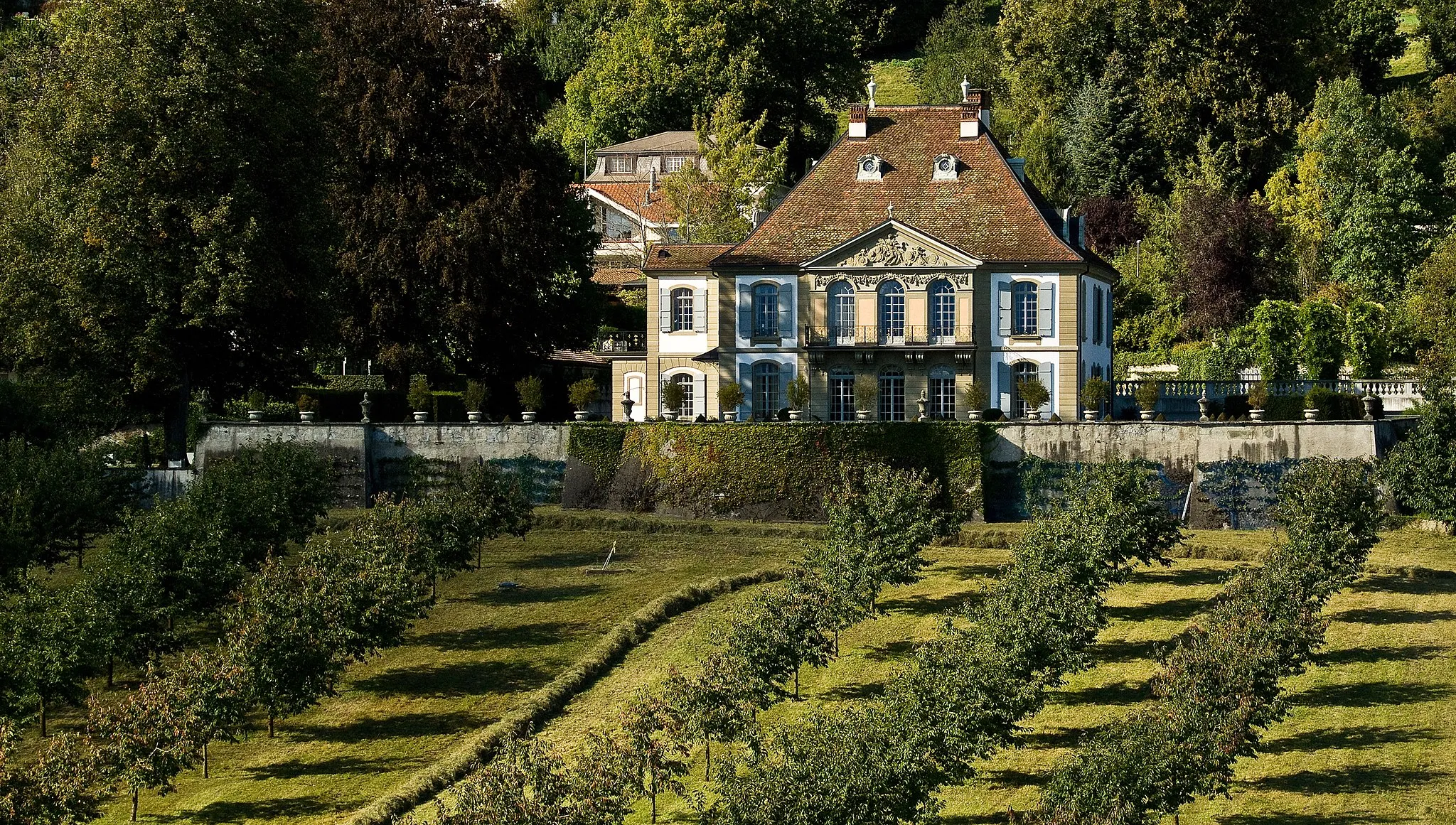 Photo showing: Schloss Gümligen von einem erhöhten Standort aus. Erbaut 1736 bis 1739 unter dem Architekten Albrecht Stürler. Sorgfältig renoviert vom aktuellen Besitzer in den Jahren ab 2000.