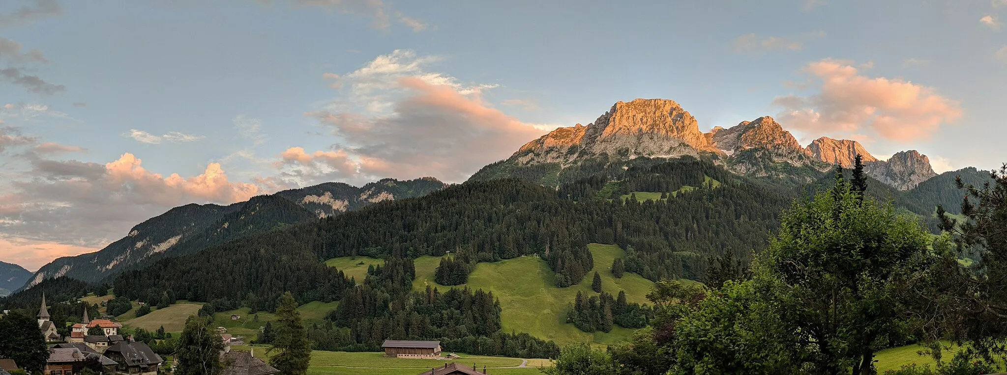 Photo showing: Panoramic picture of the mountain range at Rougemont, Switzerland