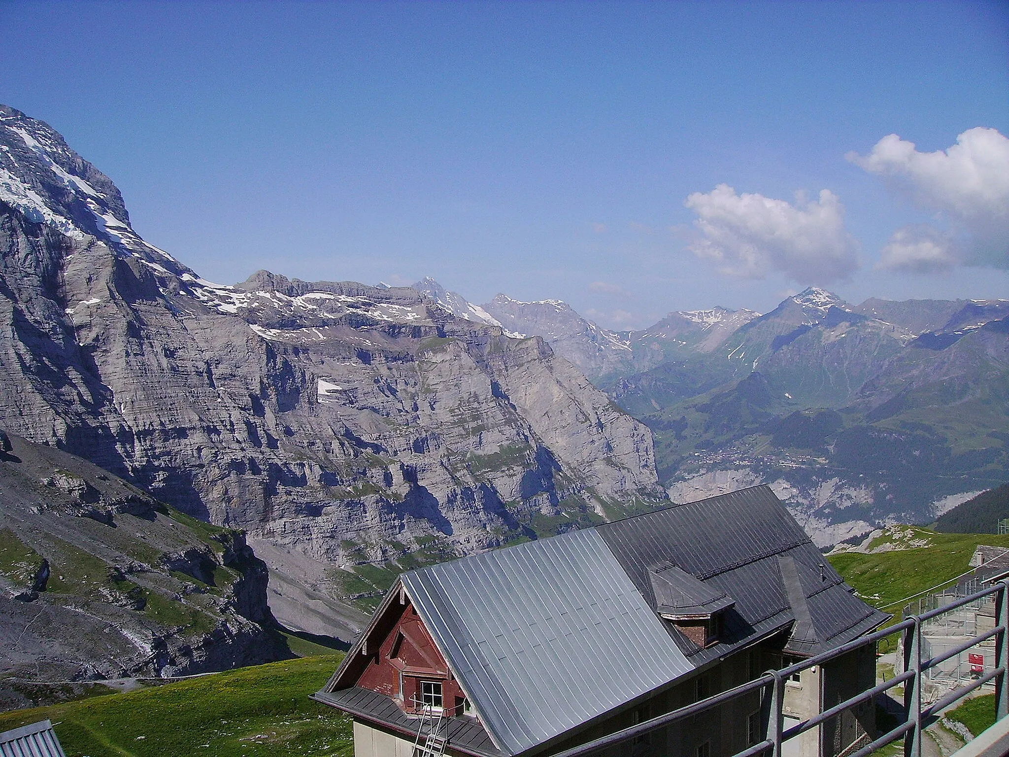 Photo showing: Wengernalp Railway, Kleine Scheidegg, Canton of Bern, Switzerland. Die Kleine Scheidegg liegt direkt am Fusse der Eigernordwand. Sie ist die Wasserscheide zwischen den beiden Lütschinentälern