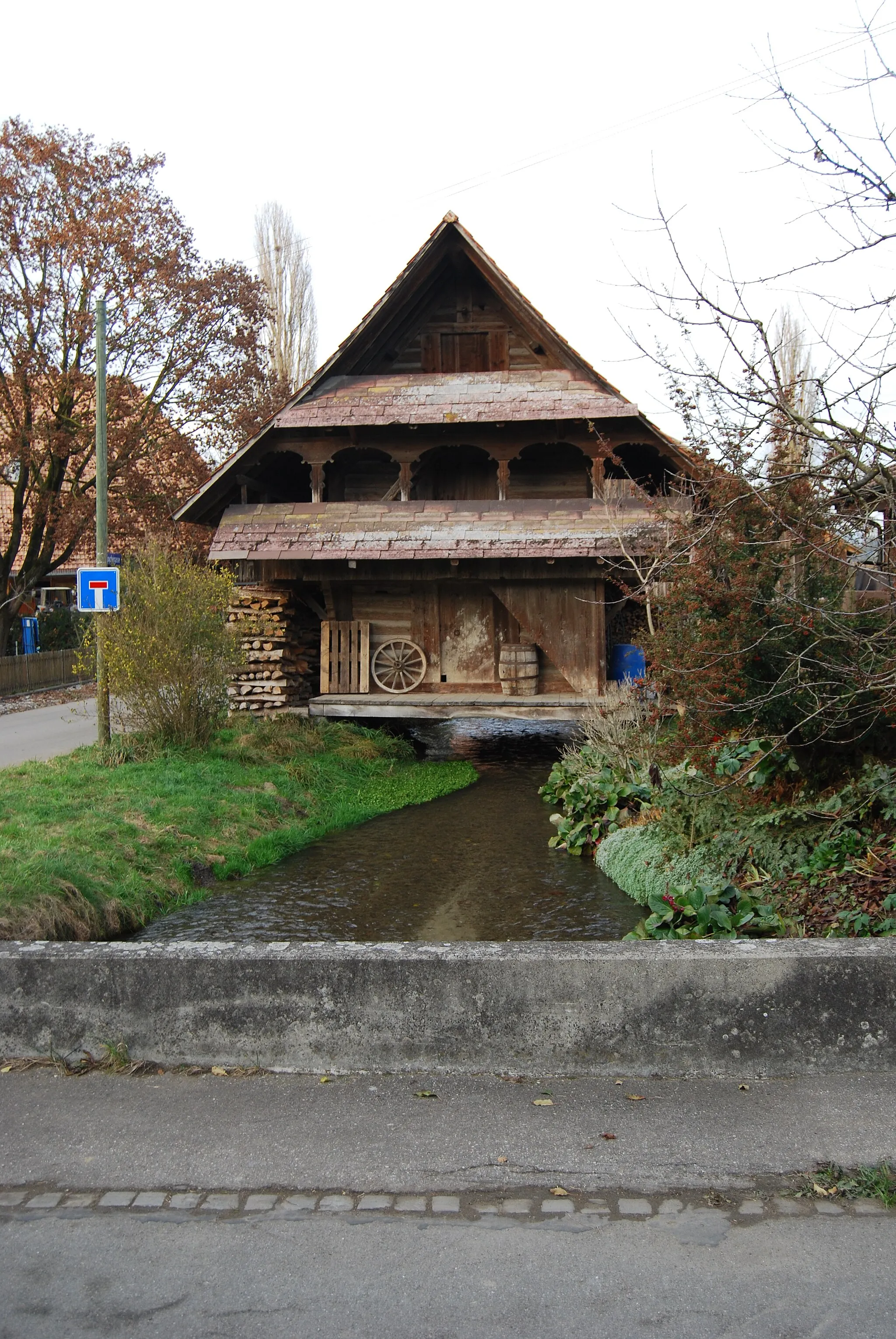 Photo showing: Barn over the river Oesch at Willadingen, canton of Bern, Switzerland