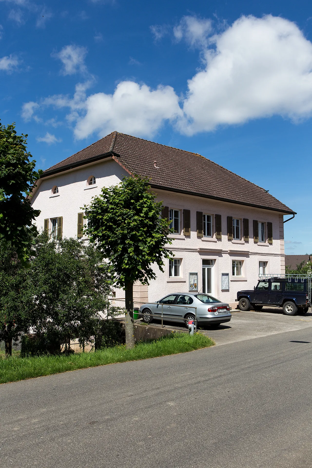 Photo showing: Primarschulhaus und Gemeindeverwaltung von Lugnez (JU)