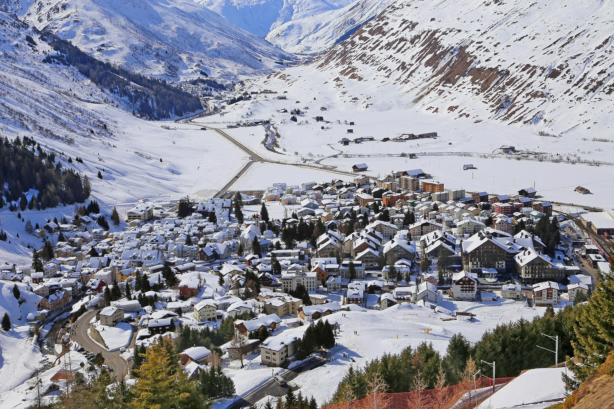Photo showing: Blick auf Andermatt und auf das Urserental an der Reusch in Richtung Realp. Andermatt (ca. 1.400 Einwohner) ist ein beliebter Ort für den Skisport (1.500 m NN) und ein Kurort im Kanton Uri, Schweiz.