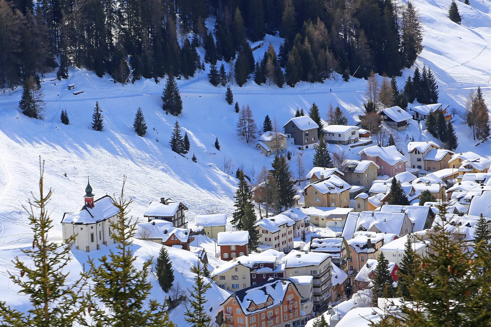 Photo showing: Blick auf Andermatt und auf die Maria-Hilf-Kapelle. Andermatt ist ein Wintersportort und ein Kurort im Kanton Uri, Schweiz.
