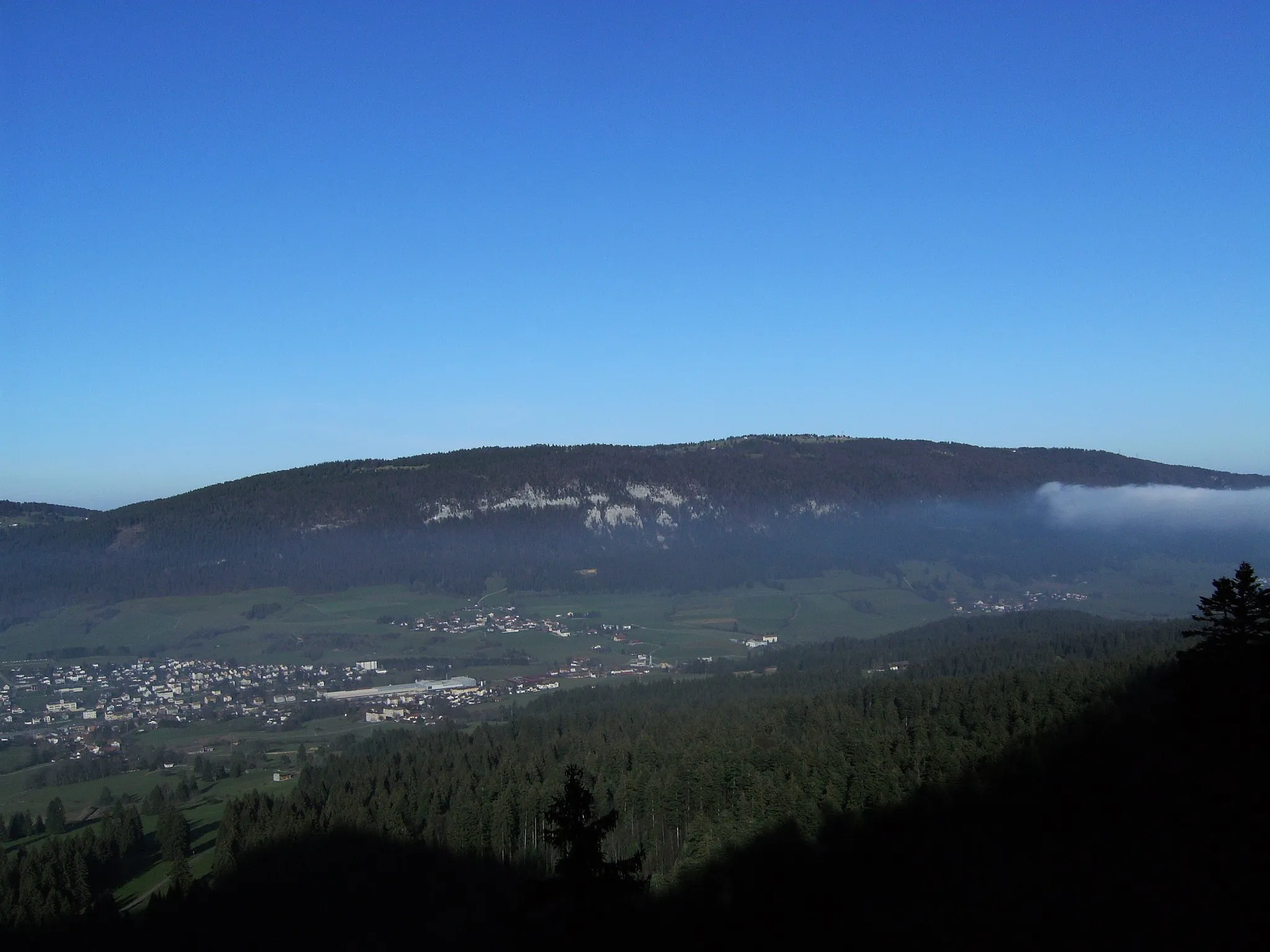 Photo showing: Prise de vue de la montagne du Moron (canton de Berne, Suisse). Les communes sont : Reconvilier (à gauche), Loveresse (en dessous des rochers) et Pontenet (à droite en-dessous du nuage).

Prise de la photo : depuis Montoz en direction du nord-est.