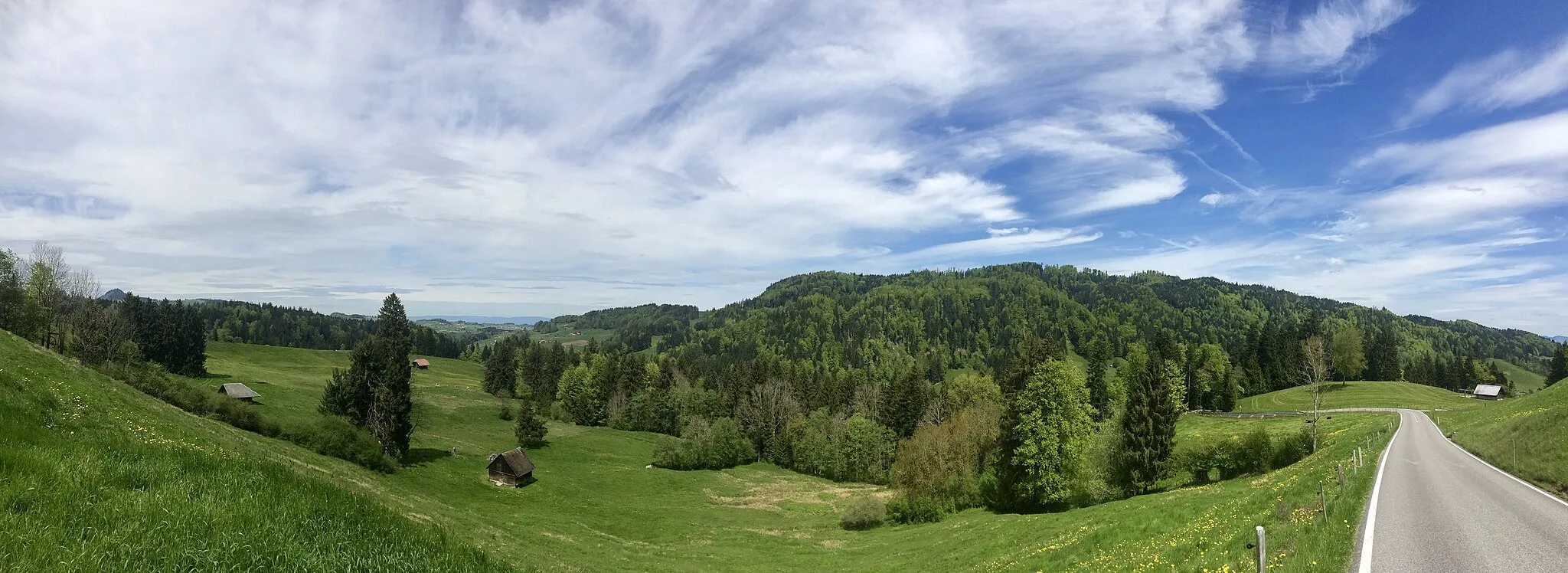 Photo showing: Riggisberger Hügellandschaft mit Sicht auf die Gibelegg, vom Underen Laas aus gesehen