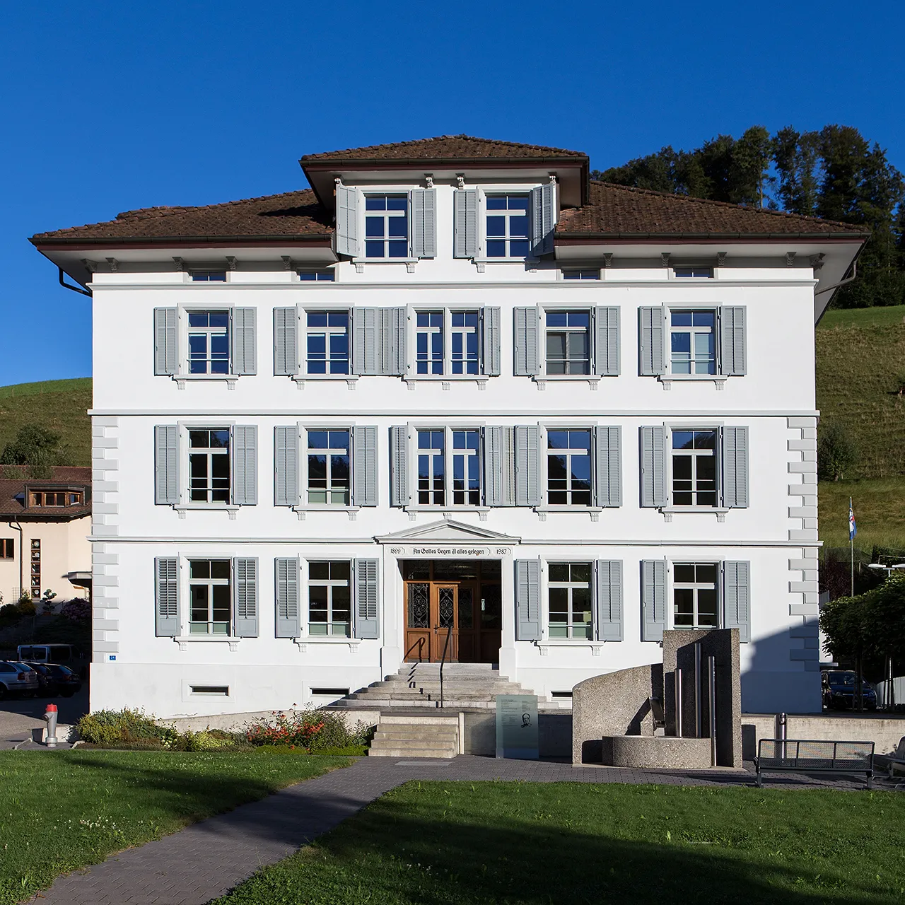 Photo showing: Gemeindeverwaltung (ehemaliges Schulhaus) von Hergiswil (LU)