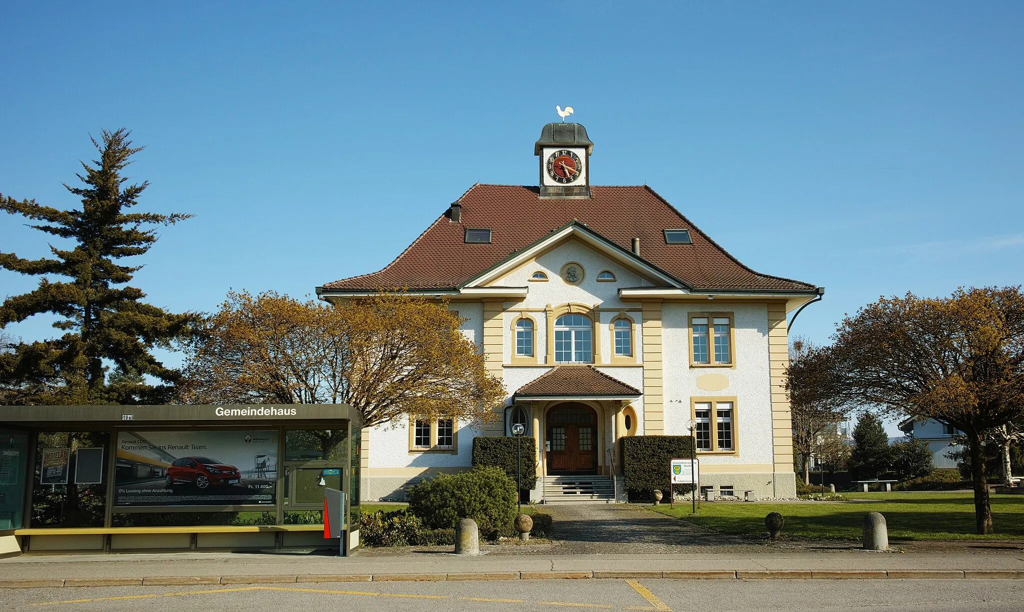 Photo showing: Town hall of Worben, canton of Bern, Switzerland. To the left is a bus stop called "Gemeindehaus" (town hall).