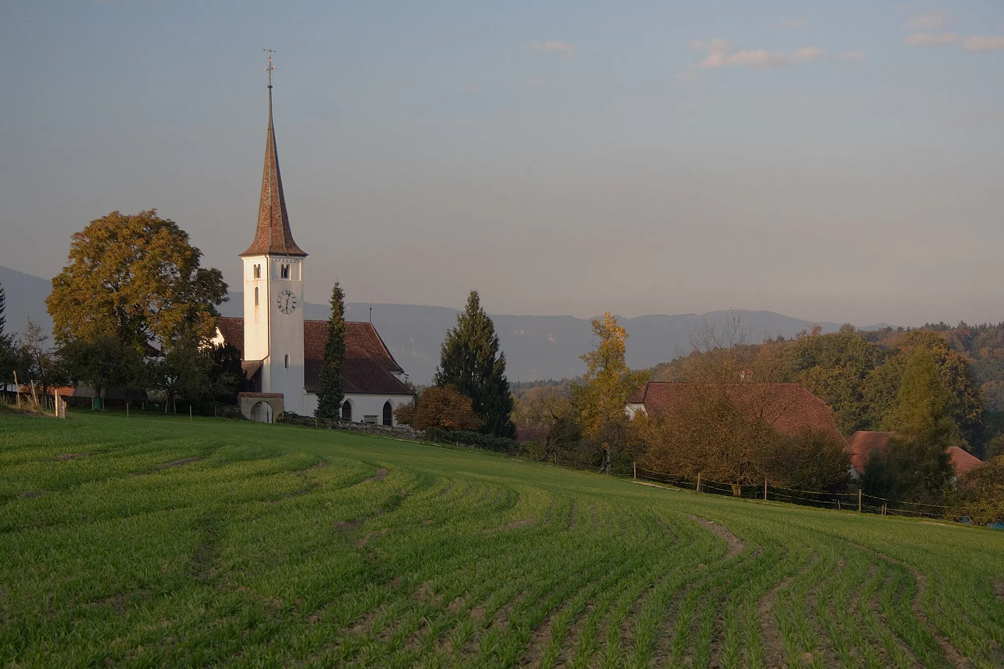 Photo showing: Die Kirche von Oberwil bei Büren, Schweiz Im Hintergrund der Jura Aufnahme mit Polfilter