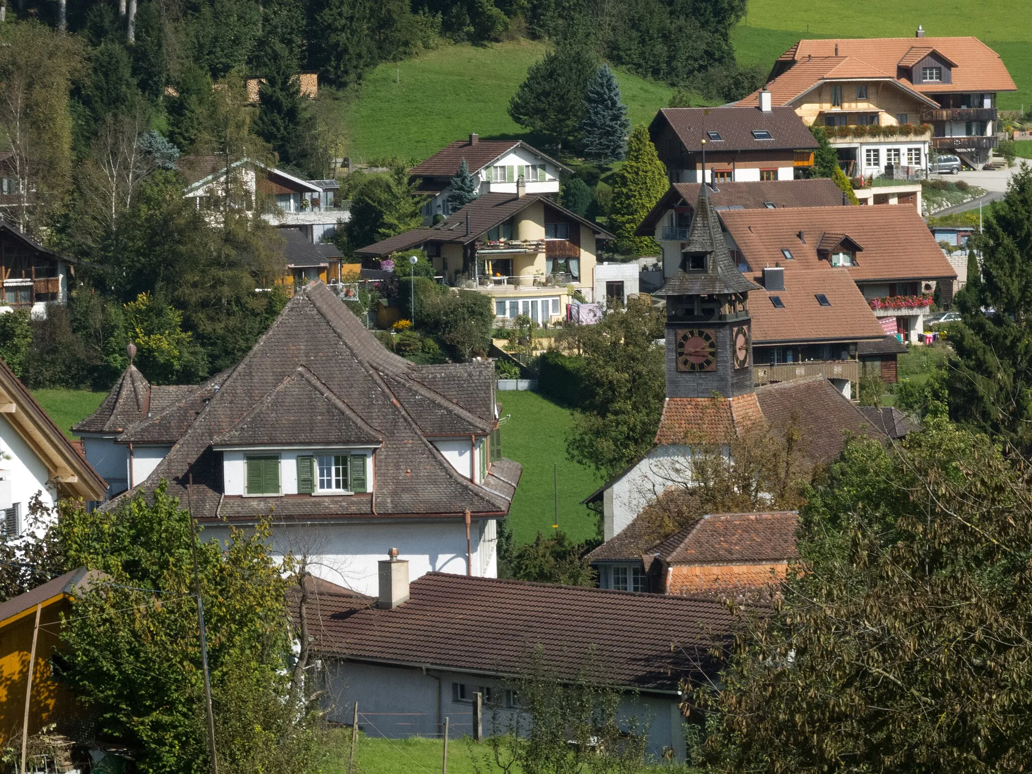 Photo showing: Gurzelen mit Kirche und Pfarrhaus