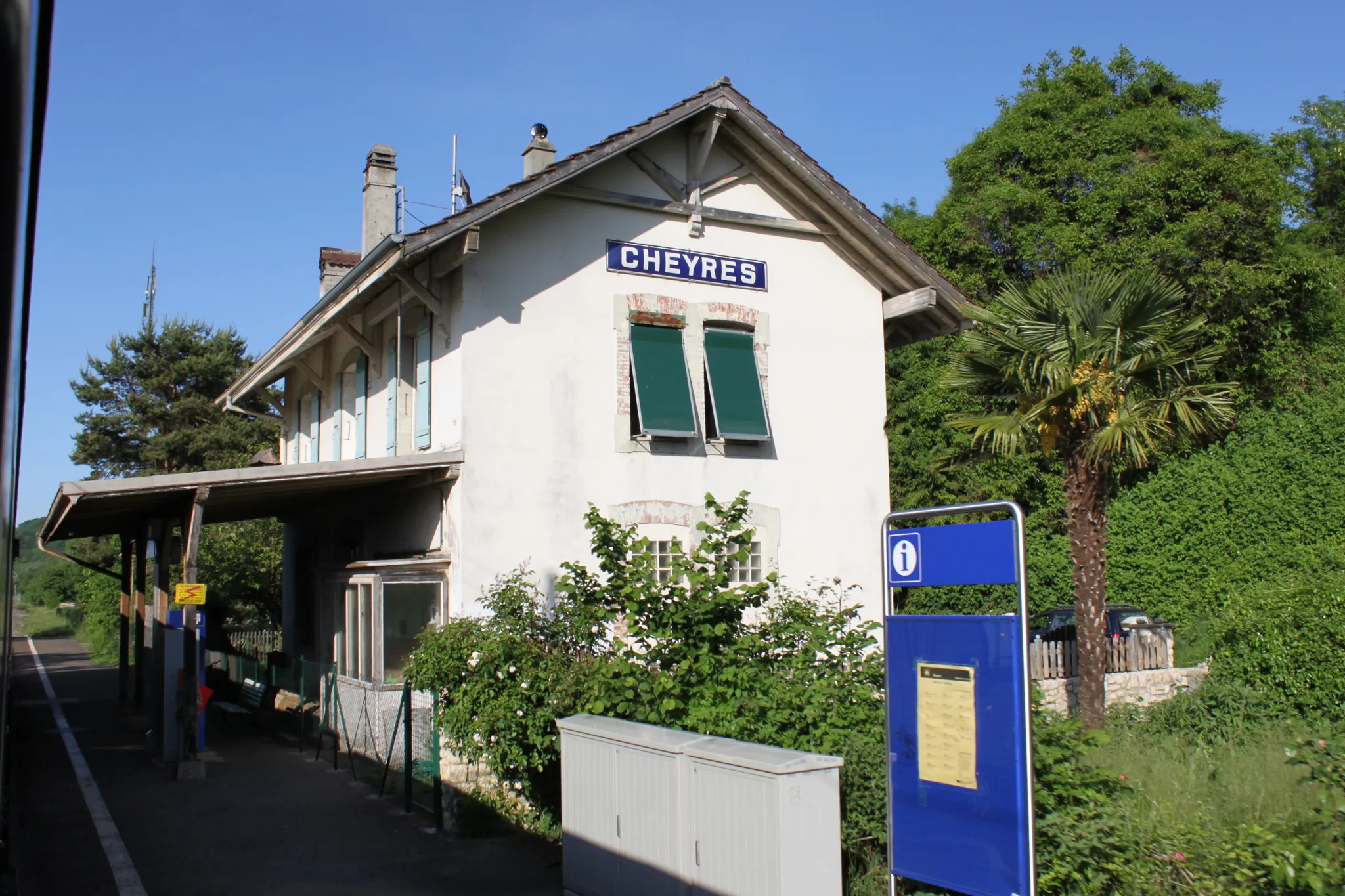 Photo showing: Cheyres train station.