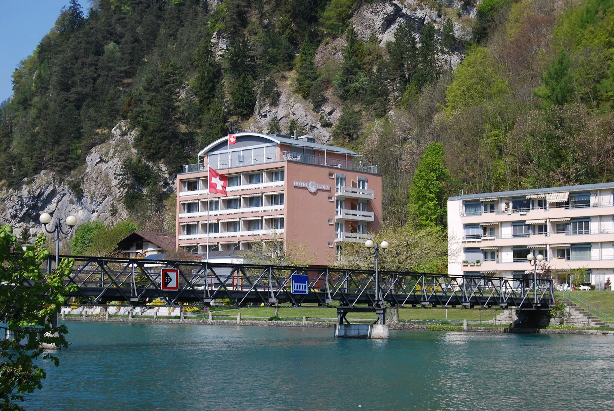 Photo showing: Pedestrian bridge over the Aar between Interlaken and Unterseen, Hotel Goldey, canton of Bern, Switzerland