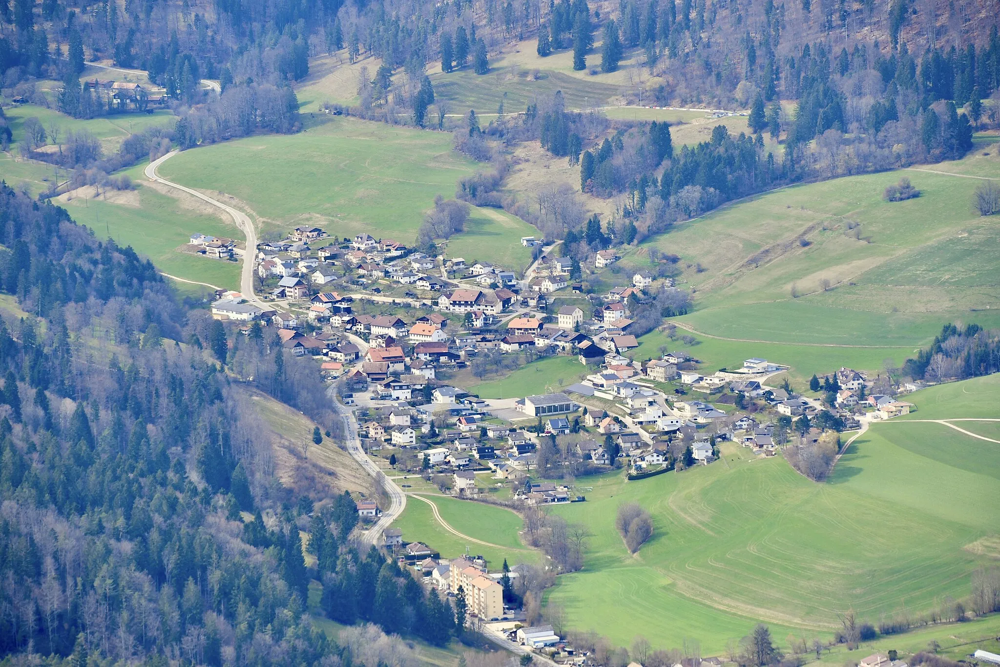 Photo showing: Vue sur le village de Perrefitte (BE), en Suisse.