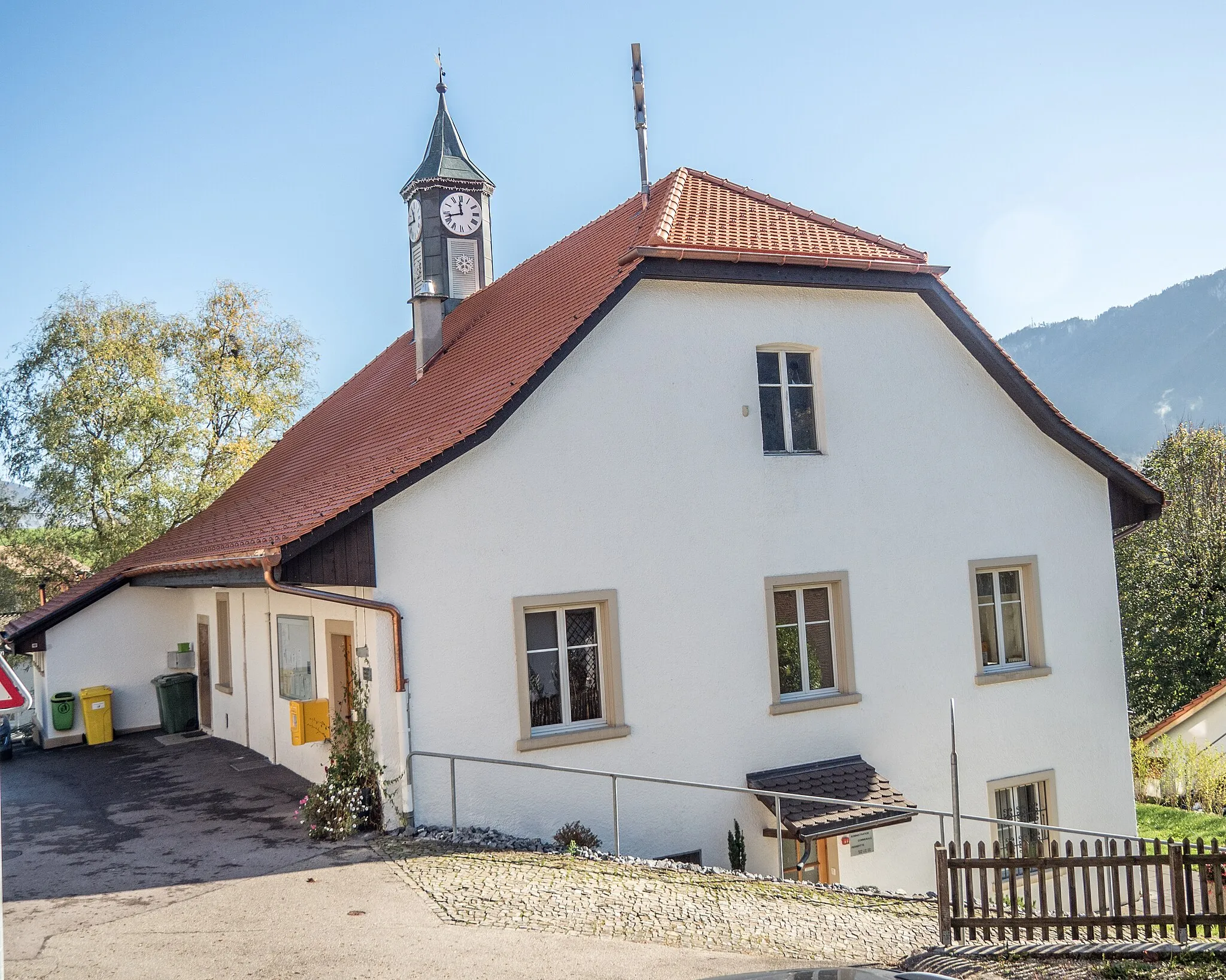 Photo showing: Historic School Building, Perrefitte, Canton of Bern, Switzerland