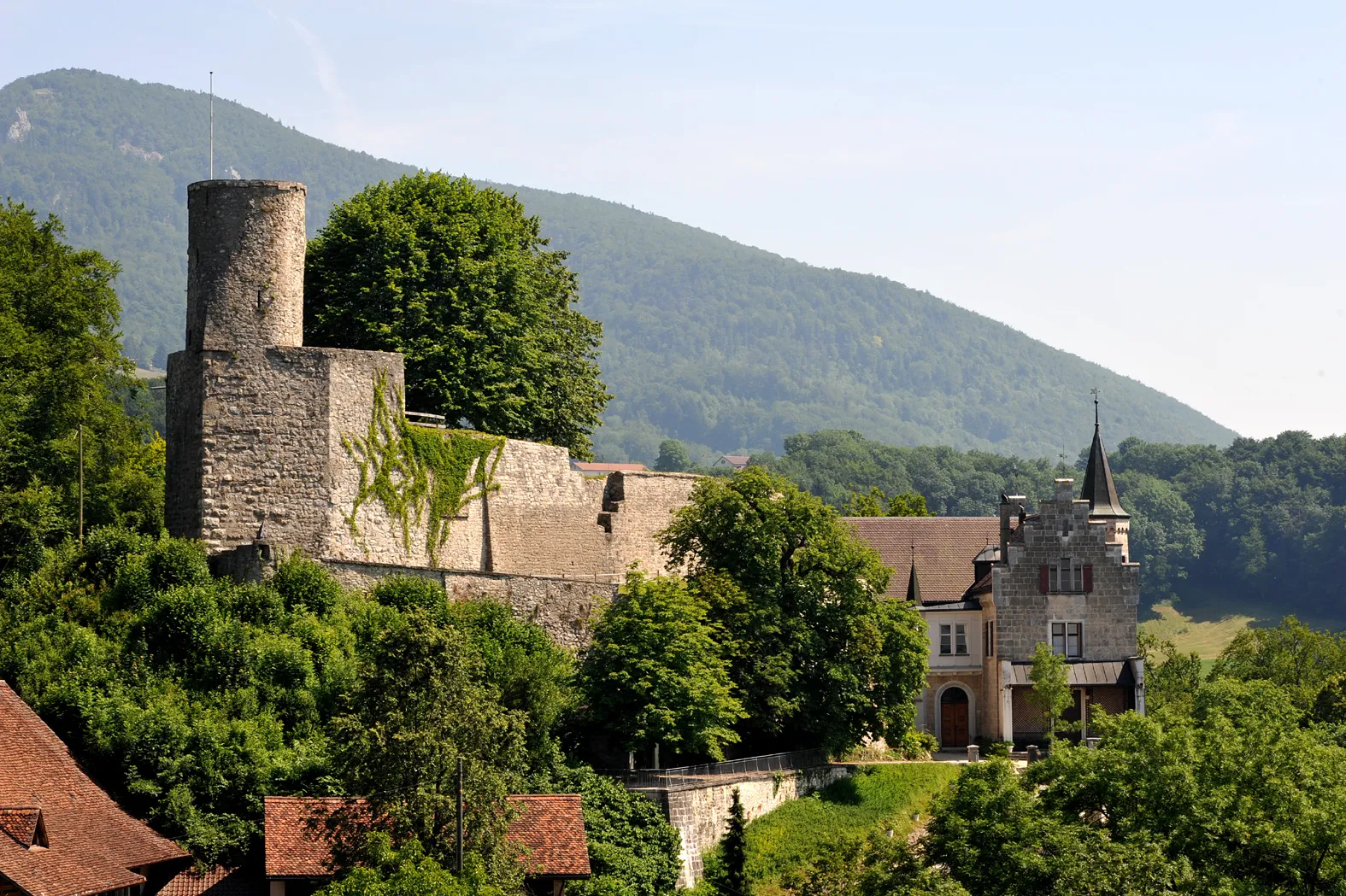 Photo showing: Bipp castle between Oberbipp and Rumisberg; Bern, Switzerland.