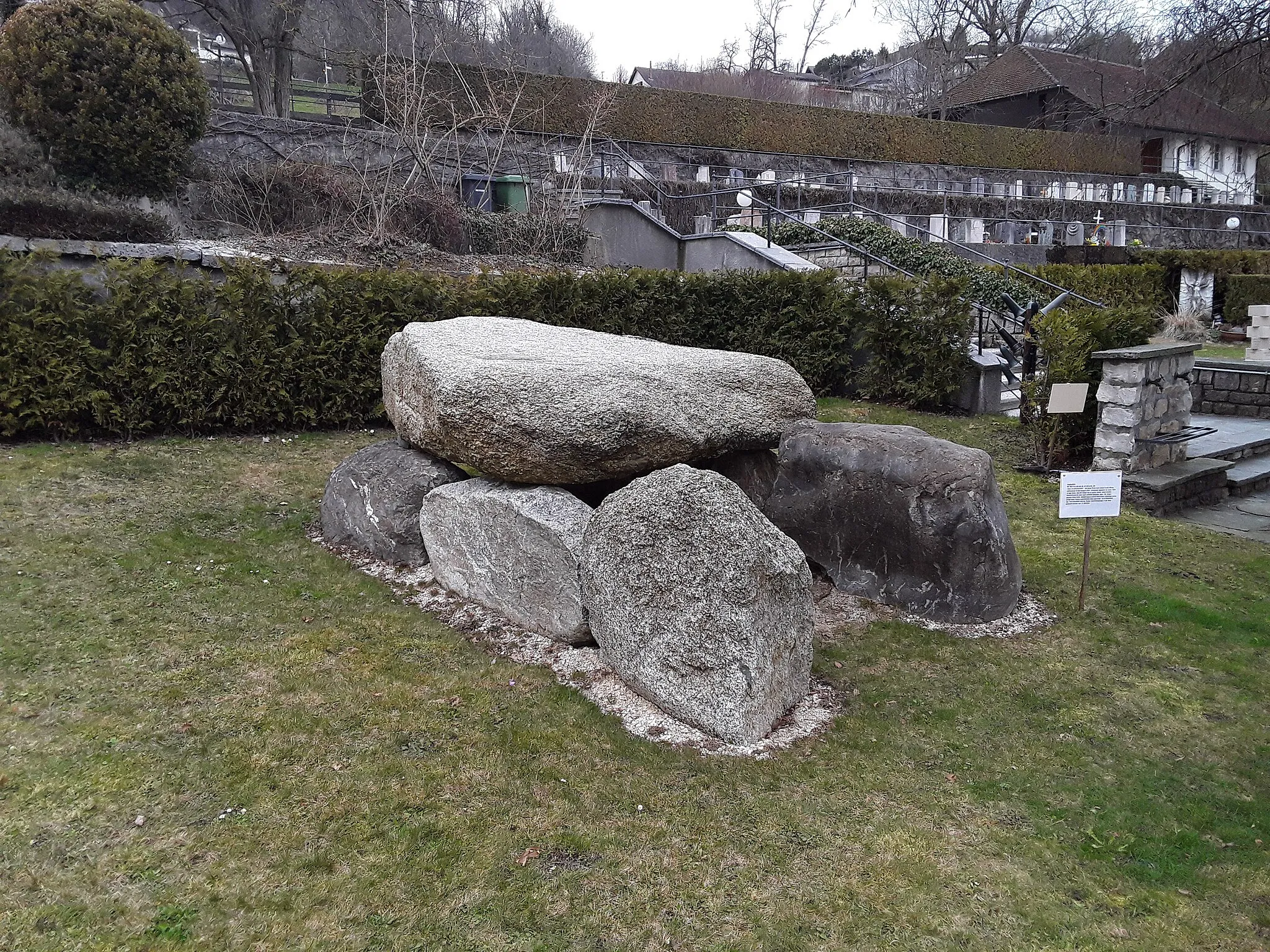 Photo showing: Dolmen von Oberbipp, von links