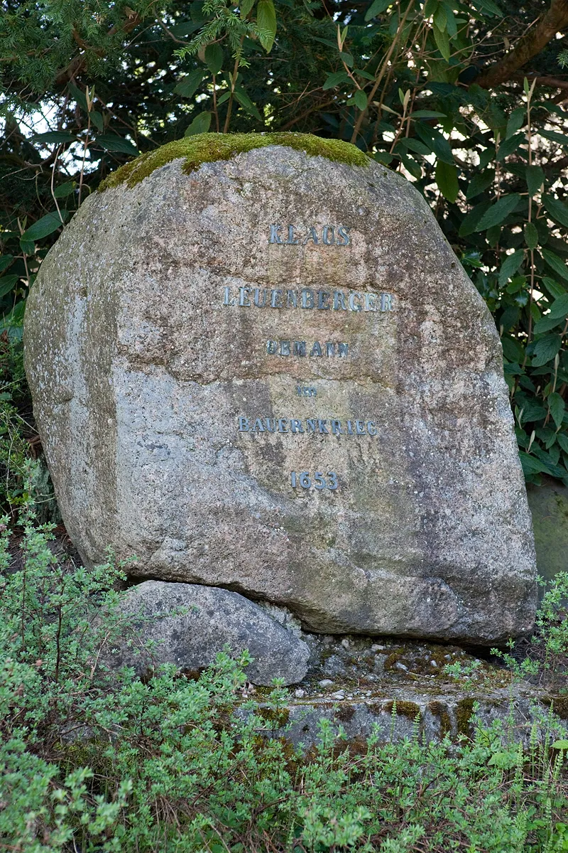 Photo showing: Gedenkstein an Klaus Leuenberger, einem Anführer des Bauernkriegs - bei der Ref. Kirche in Langnau im Emmental