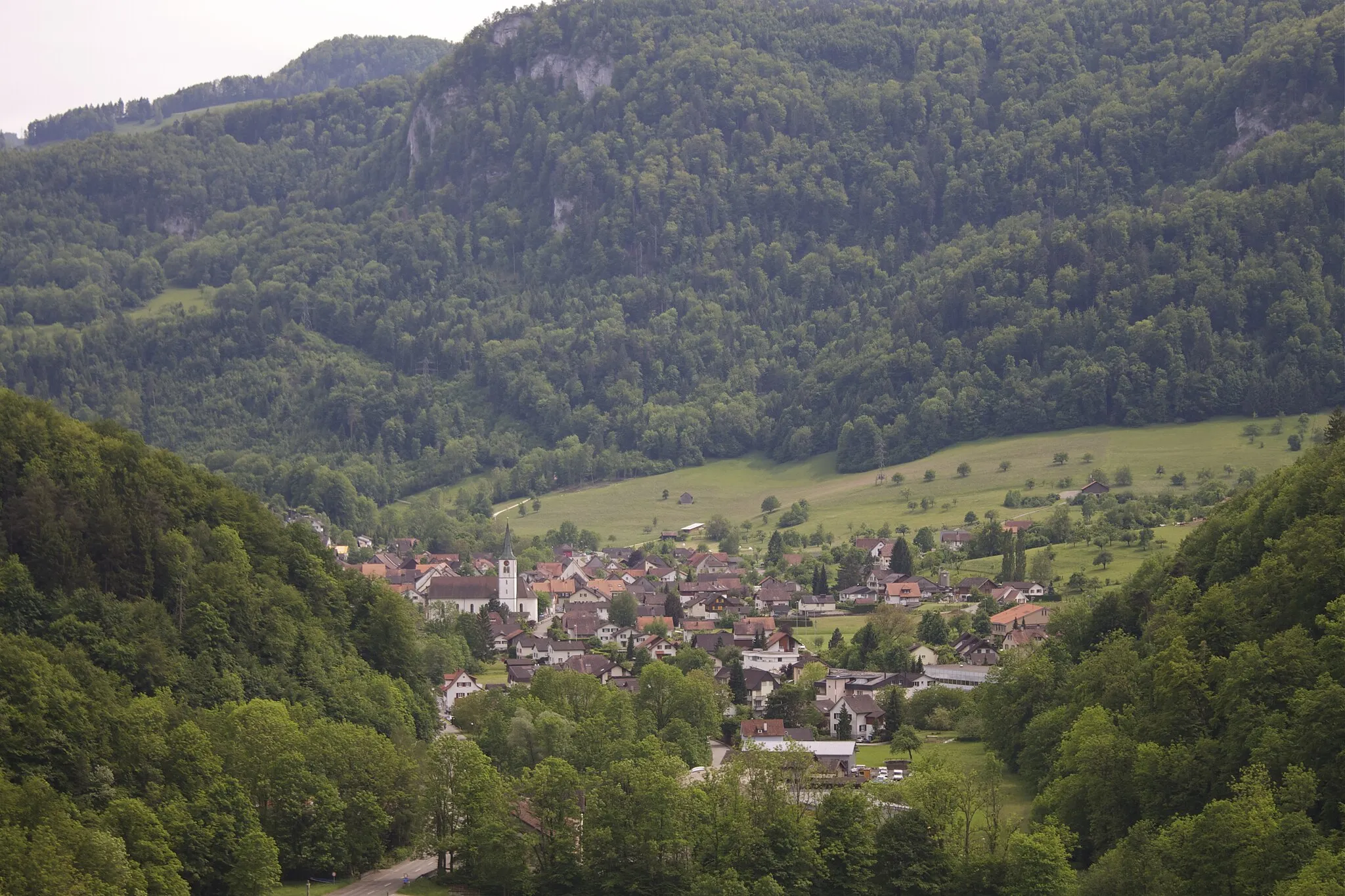 Photo showing: Erschwil von der Burgruine Neu-Thierstein aus gesehen.