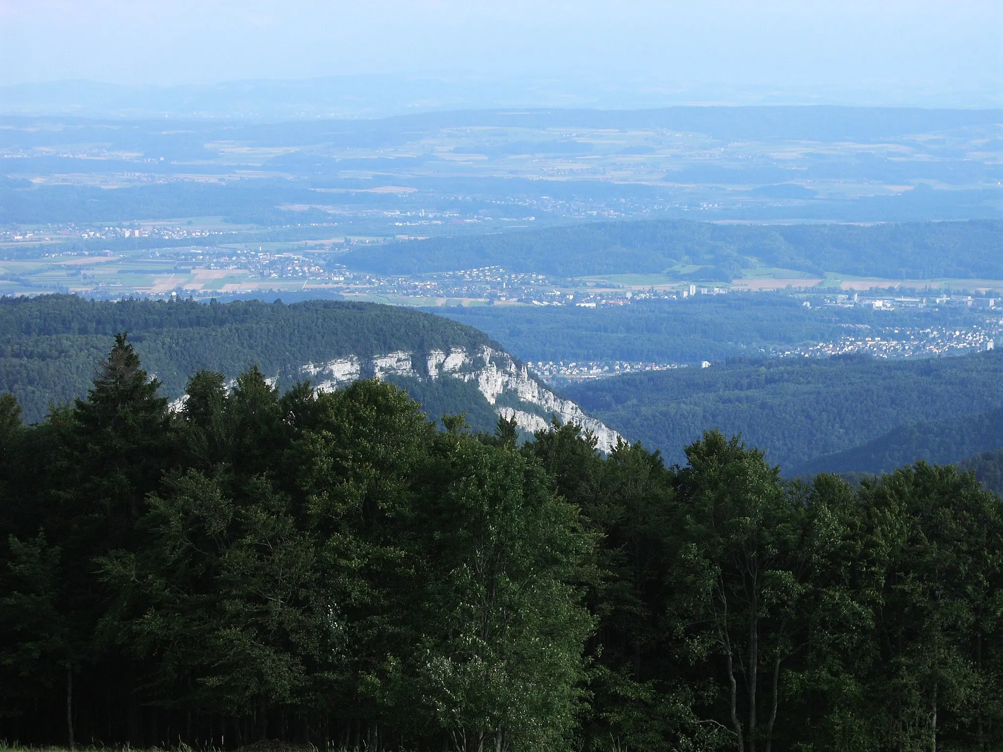 Photo showing: Vue du Plateau suisse, les rochers surplombent les Gorges du Taubenloch. Communes visibles : Bienne (à côté des rochers et droite de la photo), Schwadernau, fr:Studen et fr:Brügg (dans la plaine).

Prise de la photo depuis la Métairie de Werdt, commune de La Heutte, sur le Montoz.