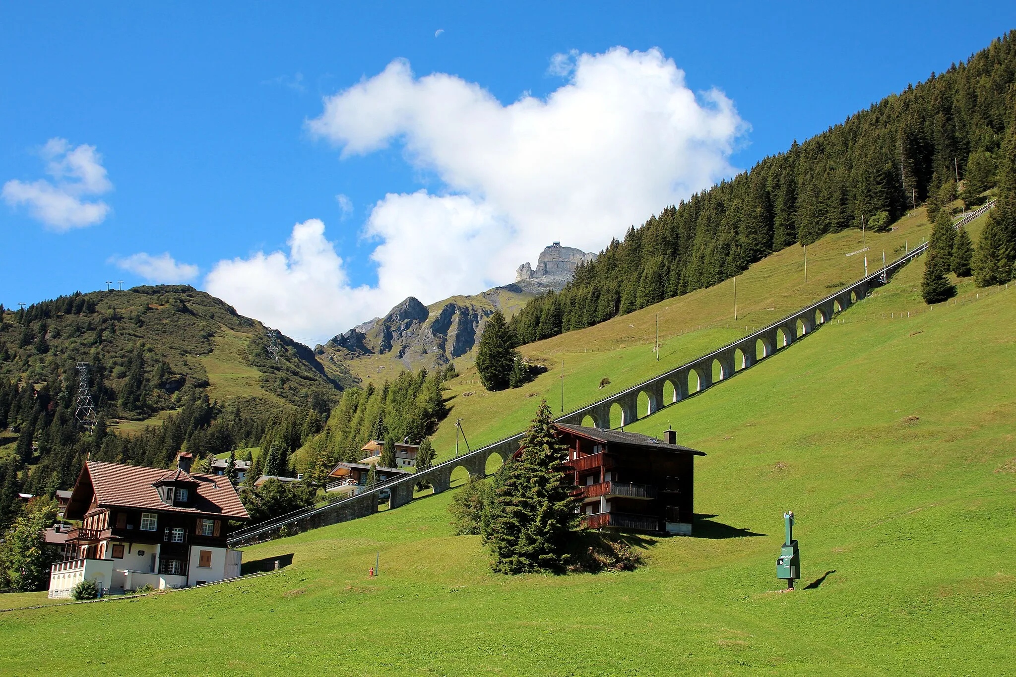 Photo showing: The Allmendhubelbahn funicular in Murren, Switzerland.