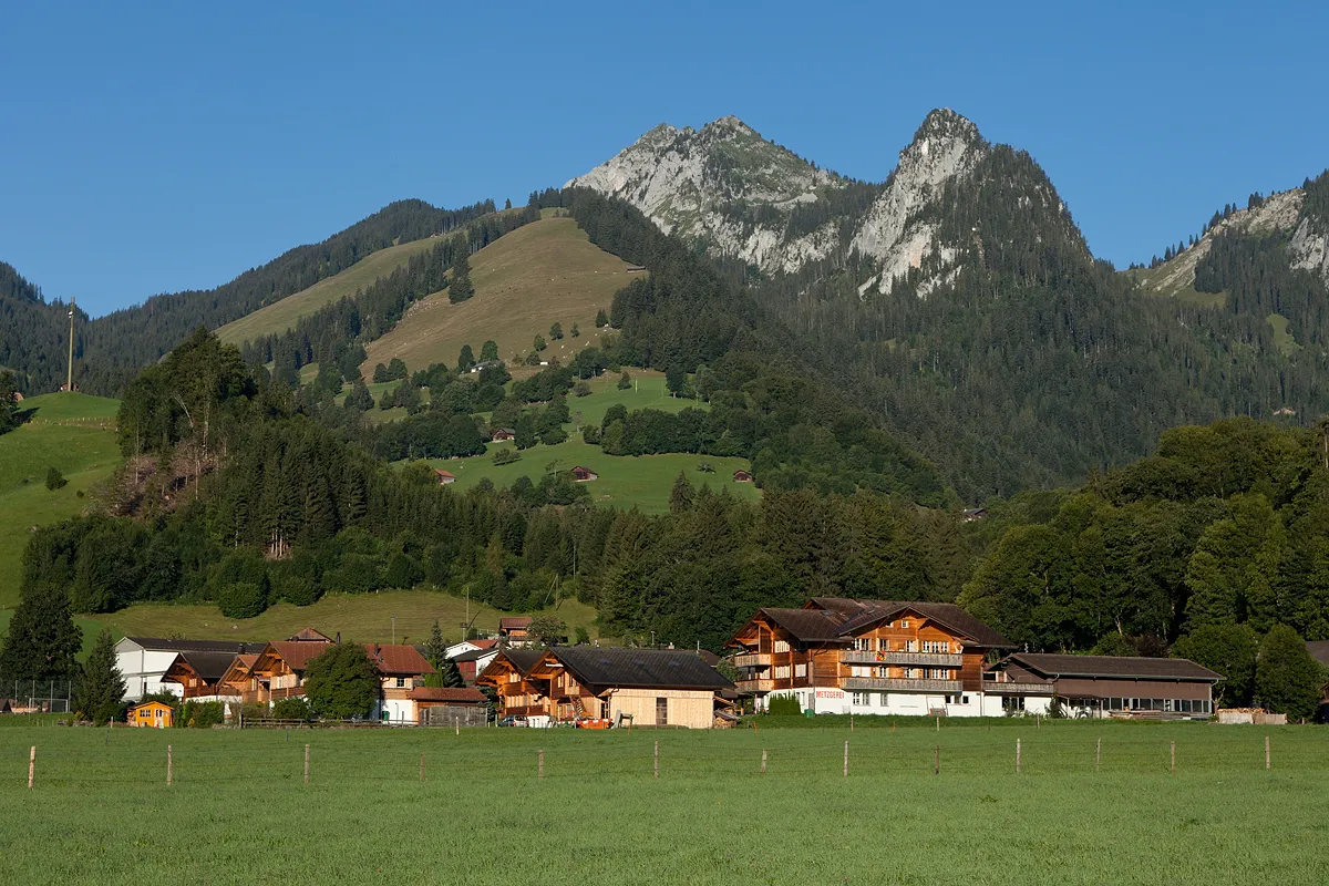 Photo showing: Dorf Reidenbach (Fusspassort, Jaunpass), das zur Gemeinde Boltigen gehört mit Bäderhorn und Dürrifluh