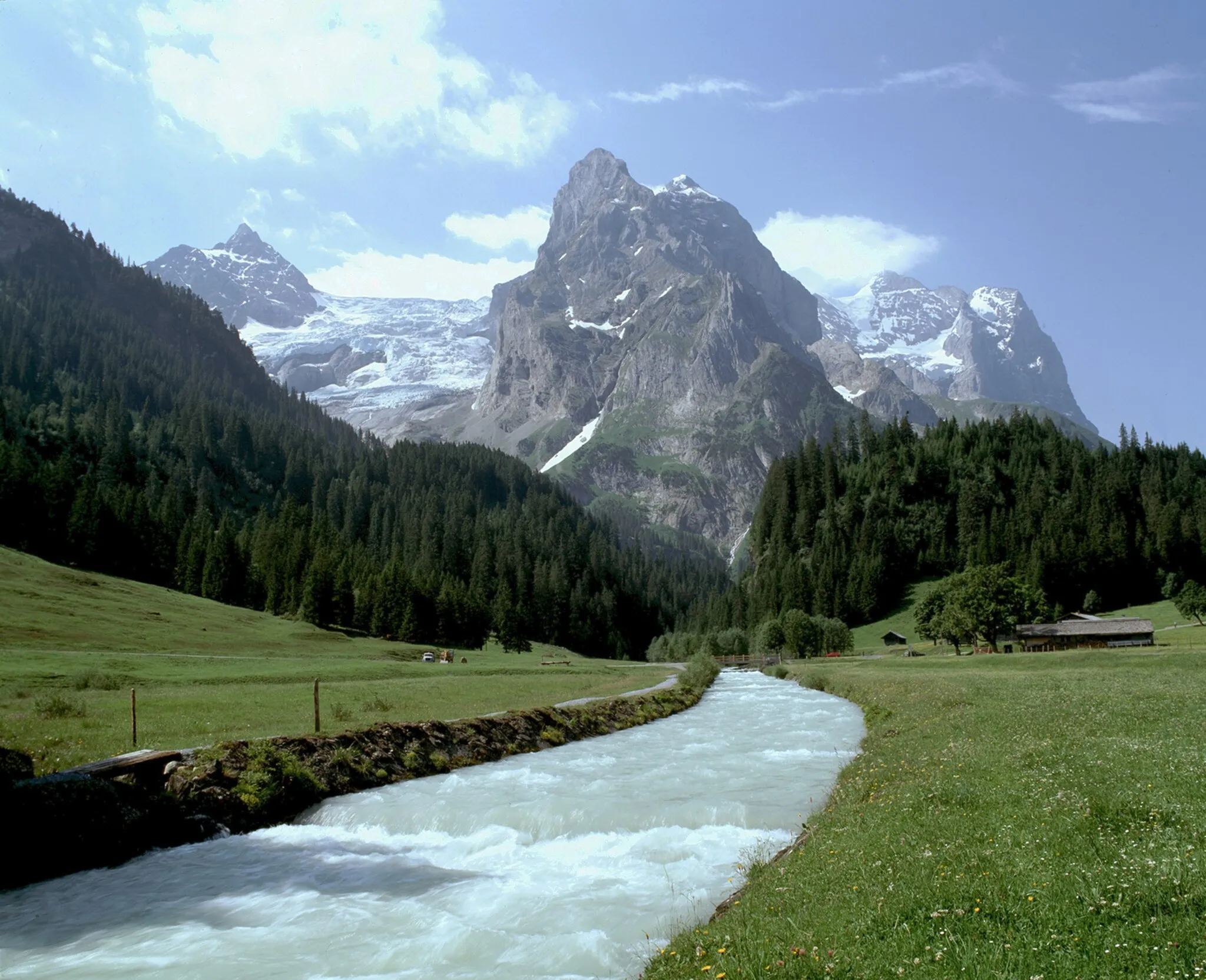 Photo showing: Das Rosenlauital erreicht man von Meiringen. Es liegt im Berner Oberland.