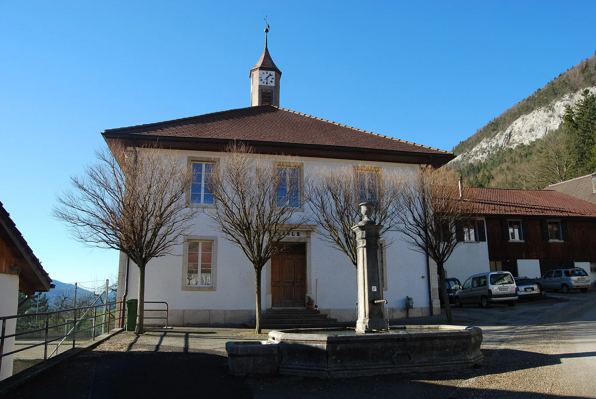 Photo showing: School building of Belprahon, canton of Bern, Switzerland