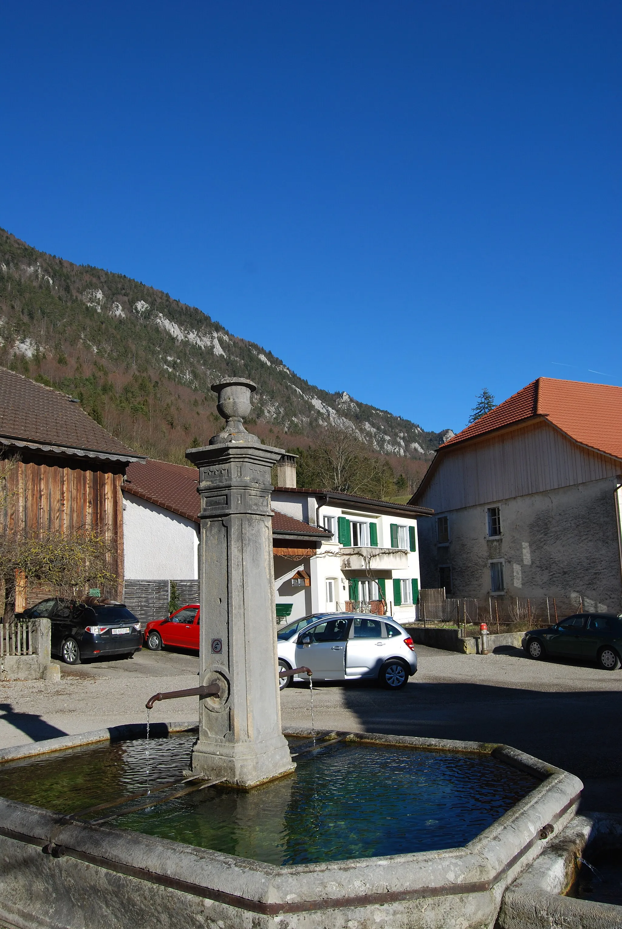 Photo showing: Village fountain at Belprahon, canton of Bern, Switzerland