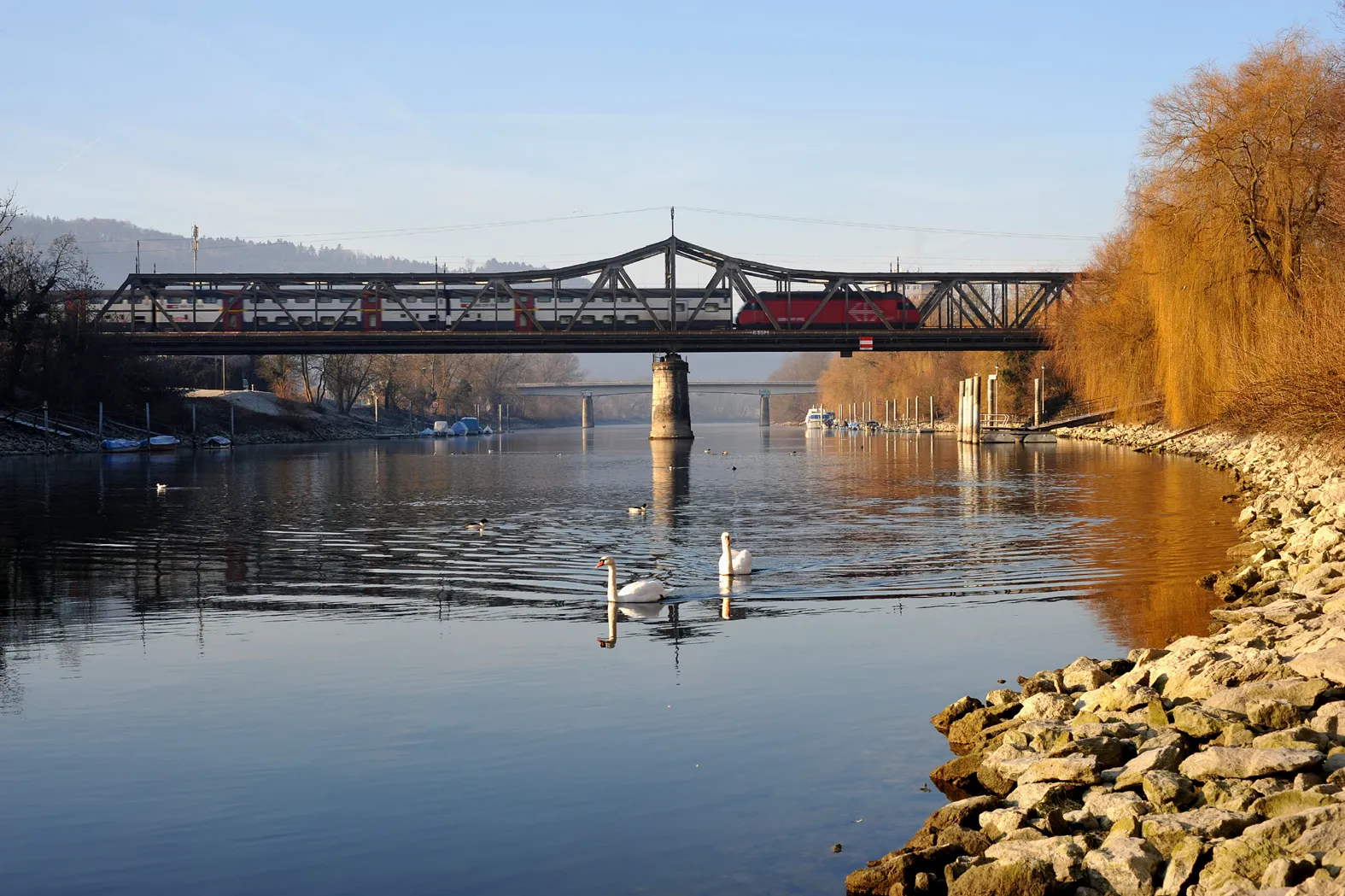 Photo showing: Railway bridge over the Aar between Aegerten and Brügg; Berne, Switzerland.
In the background the road bridge of the A6.