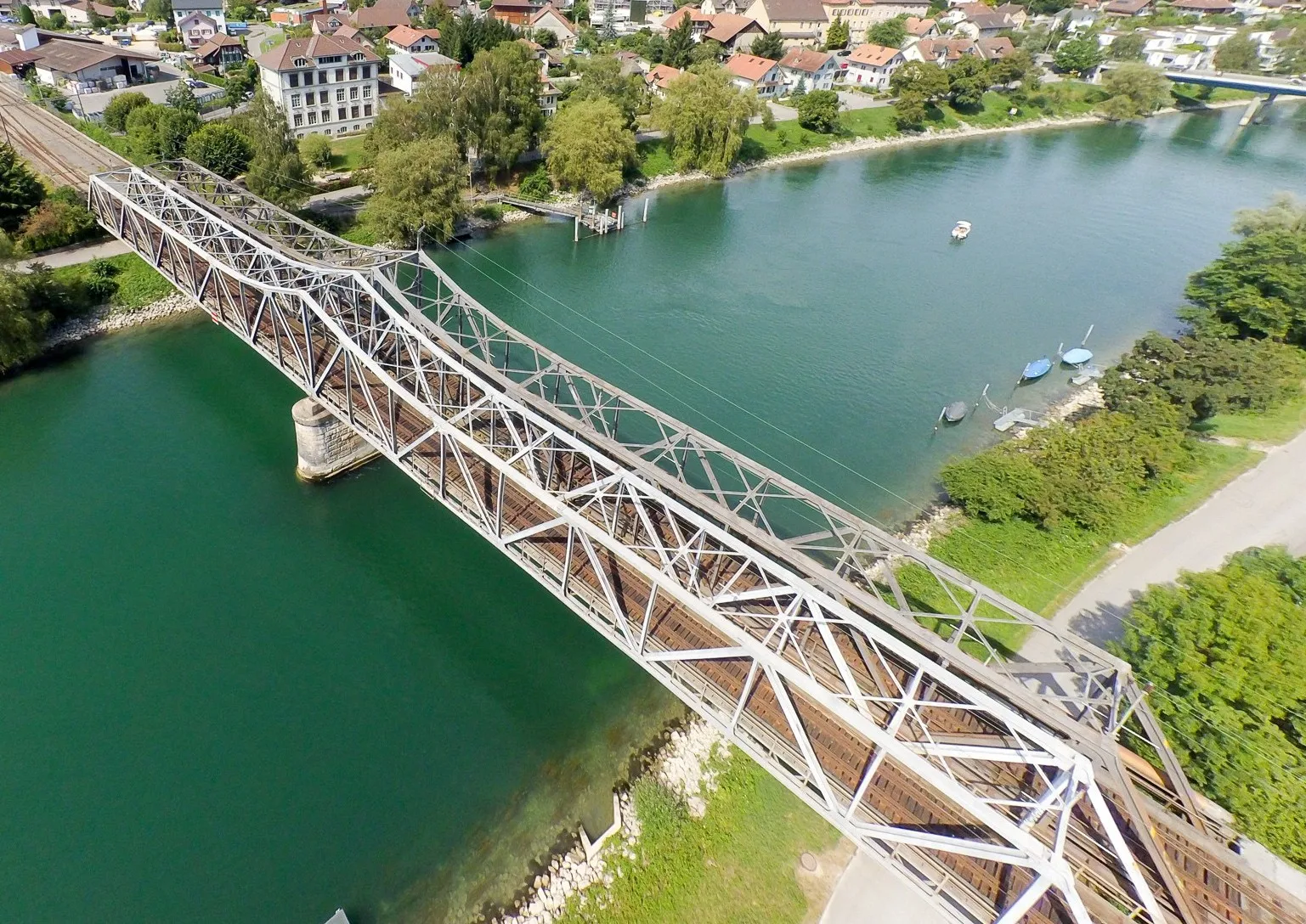 Photo showing: Stahl Eisenbahnbrücke über die Aare bei Brügg