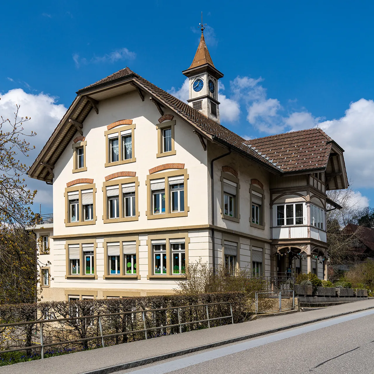 Photo showing: Schulhaus in Thörishaus in der Gemeinde Neuenegg (BE)